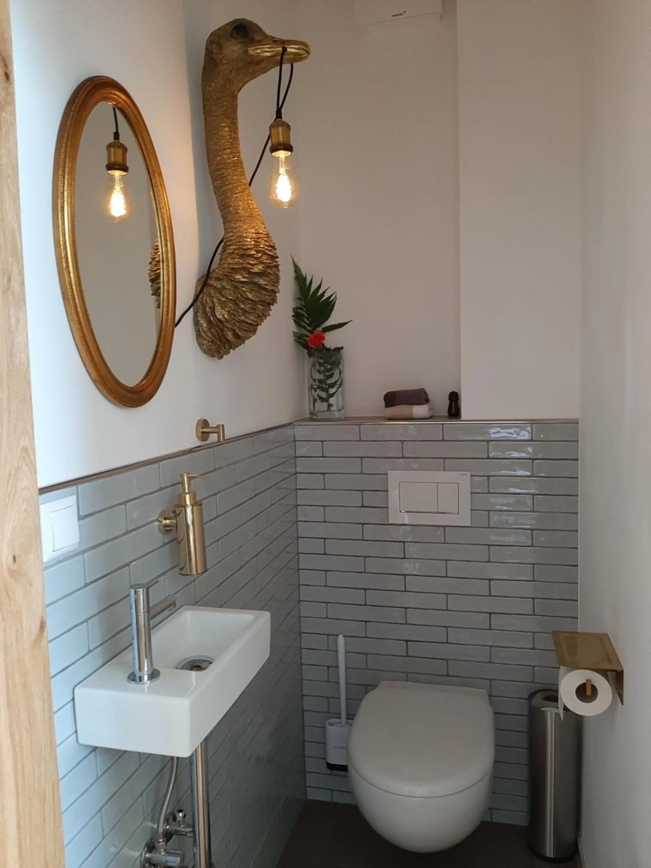 Toilet in Loftwohnung mit Bergblick