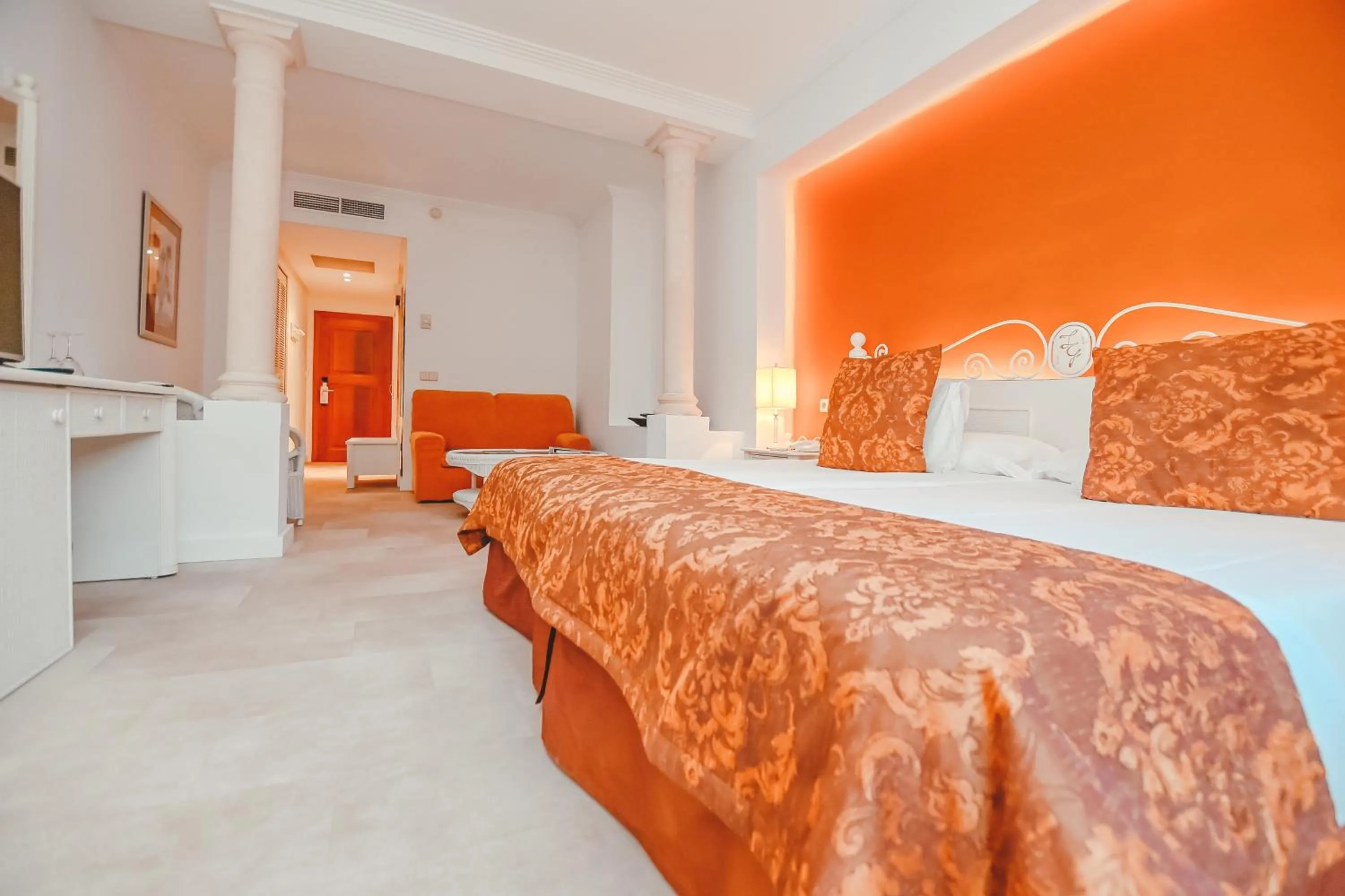 Bed in Lago Garden Apart-Suites & Spa Hotel