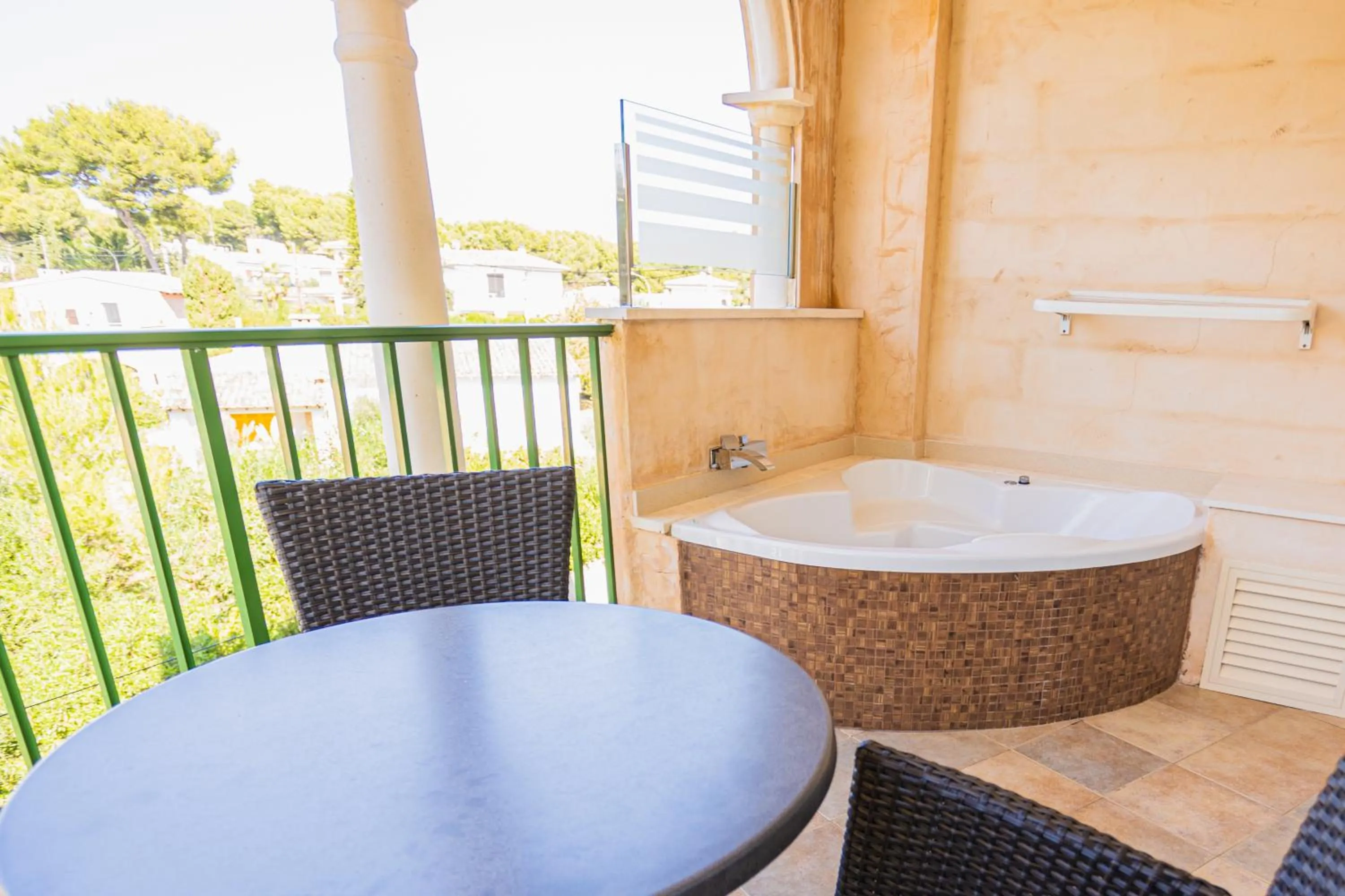 Hot Tub in Lago Garden Apart-Suites & Spa Hotel