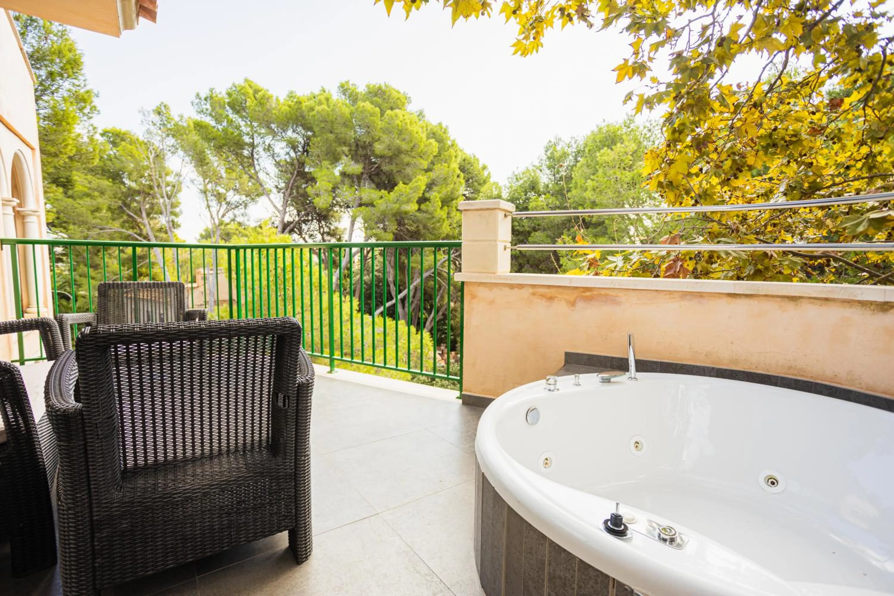 Hot Tub in Lago Garden Apart-Suites & Spa Hotel