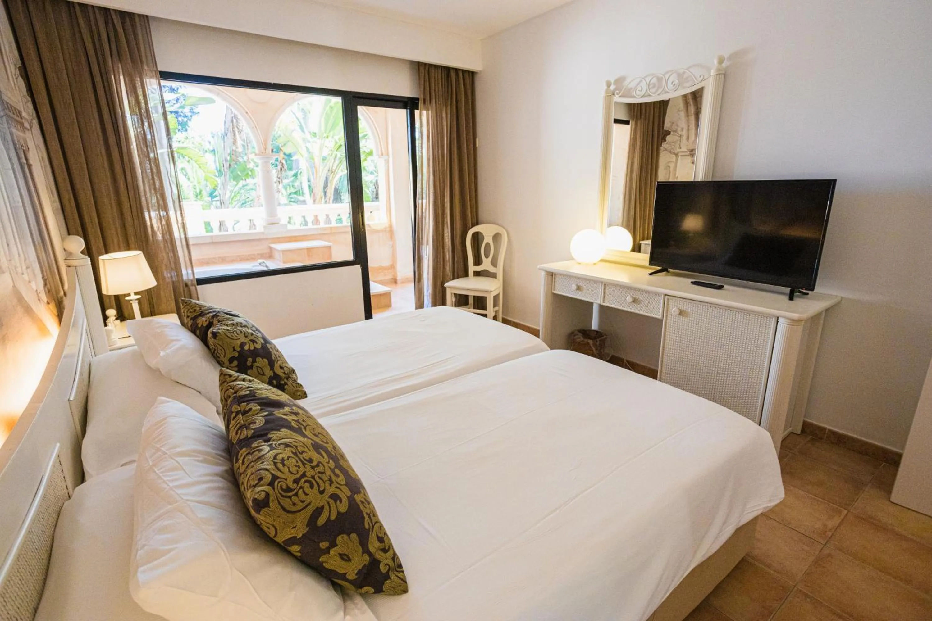 Bed in Lago Garden Apart-Suites & Spa Hotel