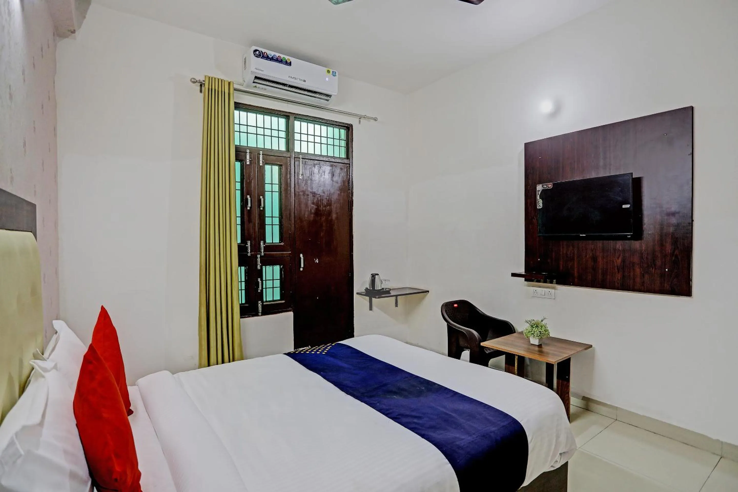Bedroom, Bed in Shree Hotel