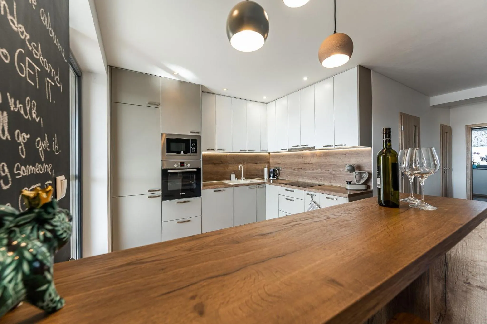 Kitchen or kitchenette in New Spacious Apartment with City View