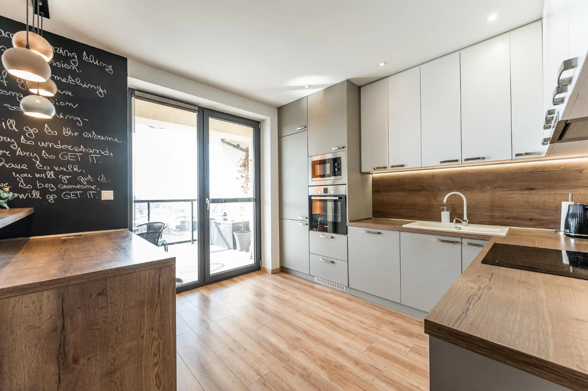 Kitchen or kitchenette in New Spacious Apartment with City View