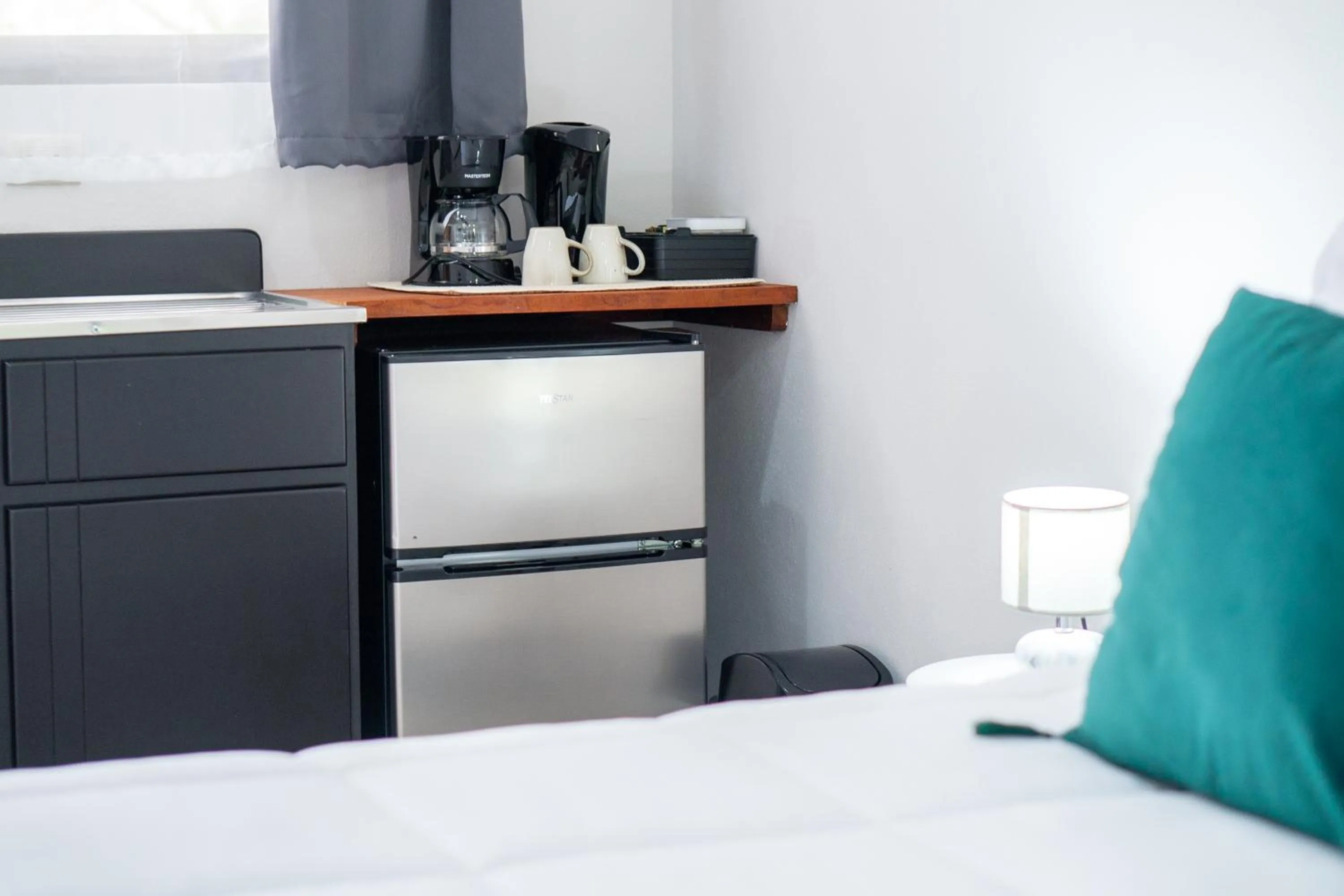 Coffee/tea facilities, Bed in Natüra Hotel Monteverde