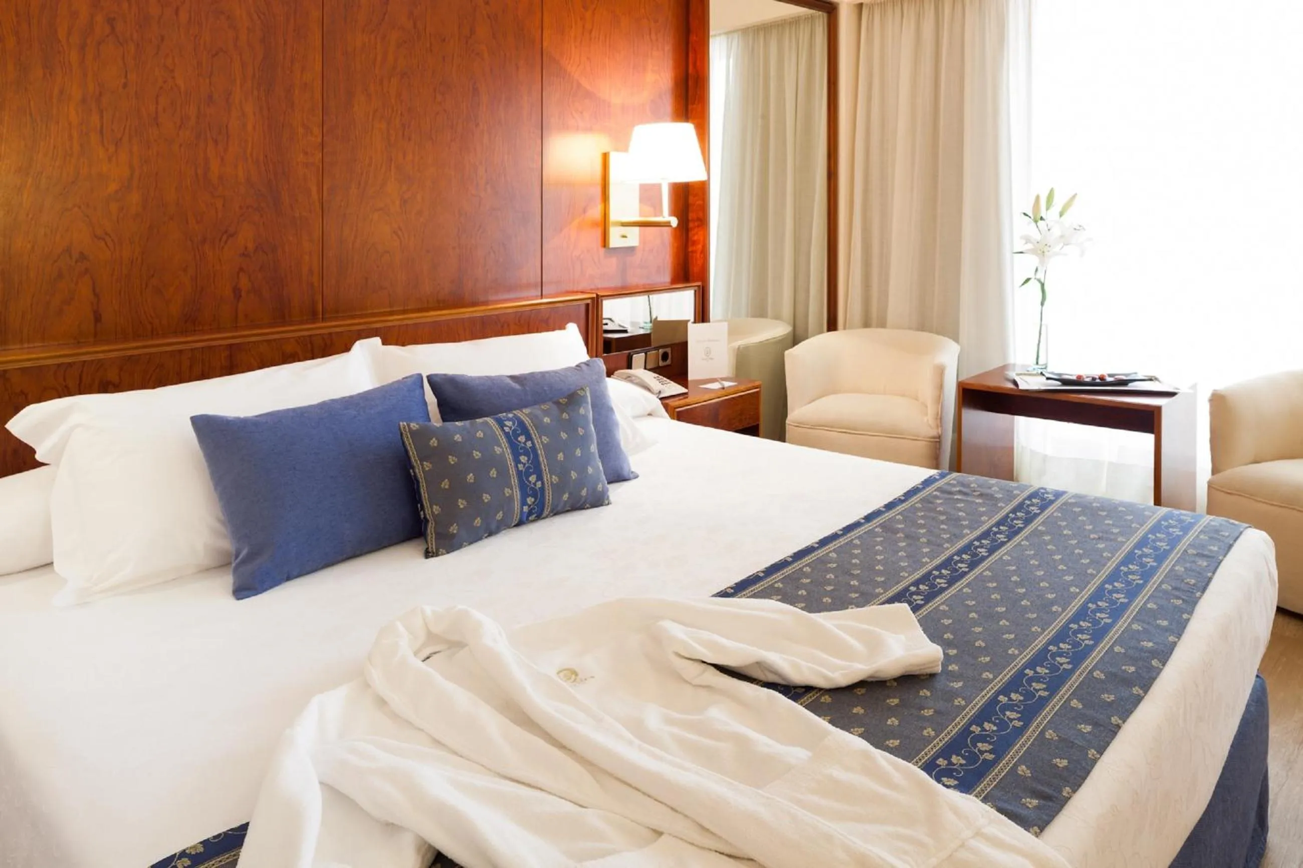 Shower, Bed in Hotel Royal Plaza