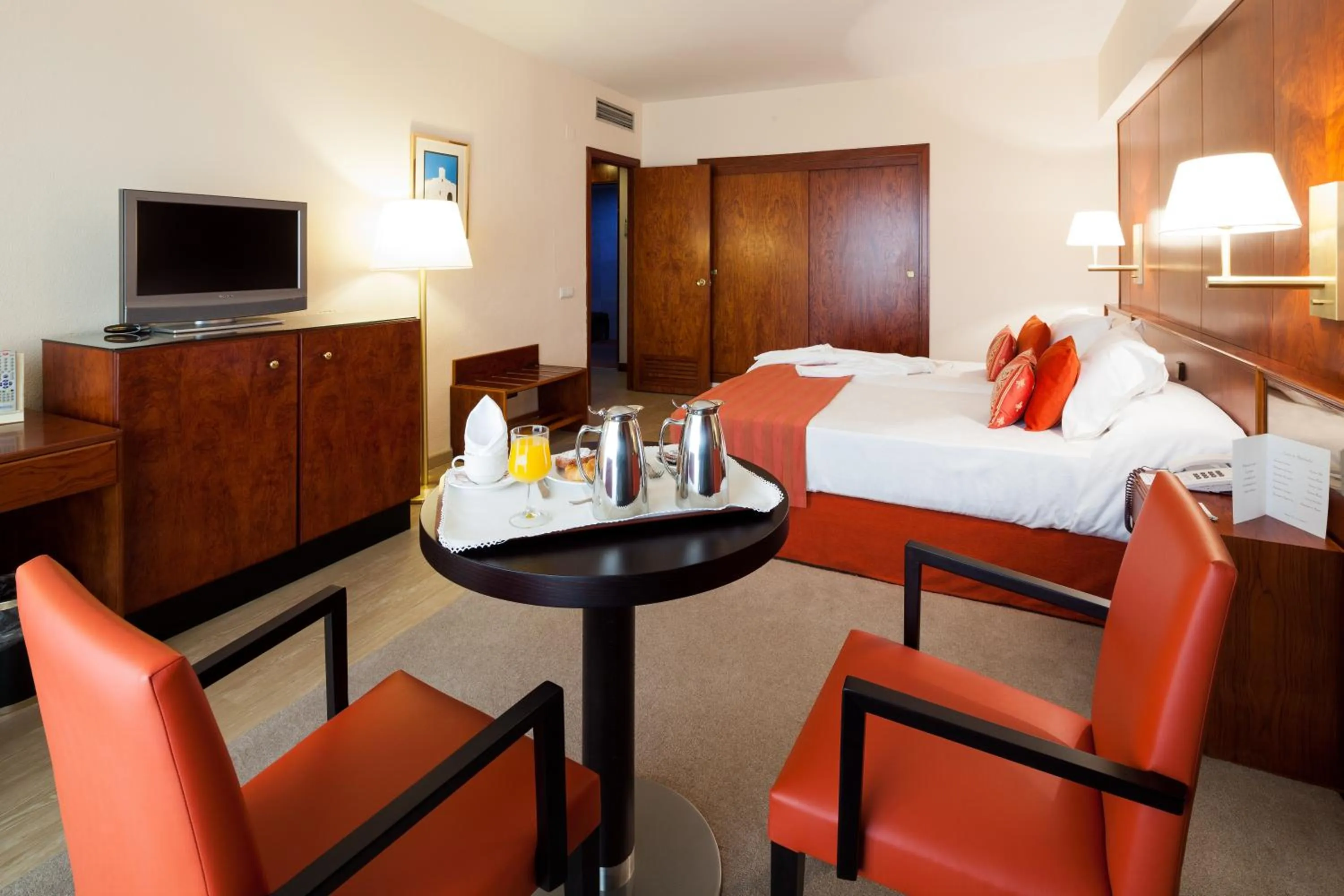 Shower, Bed in Hotel Royal Plaza