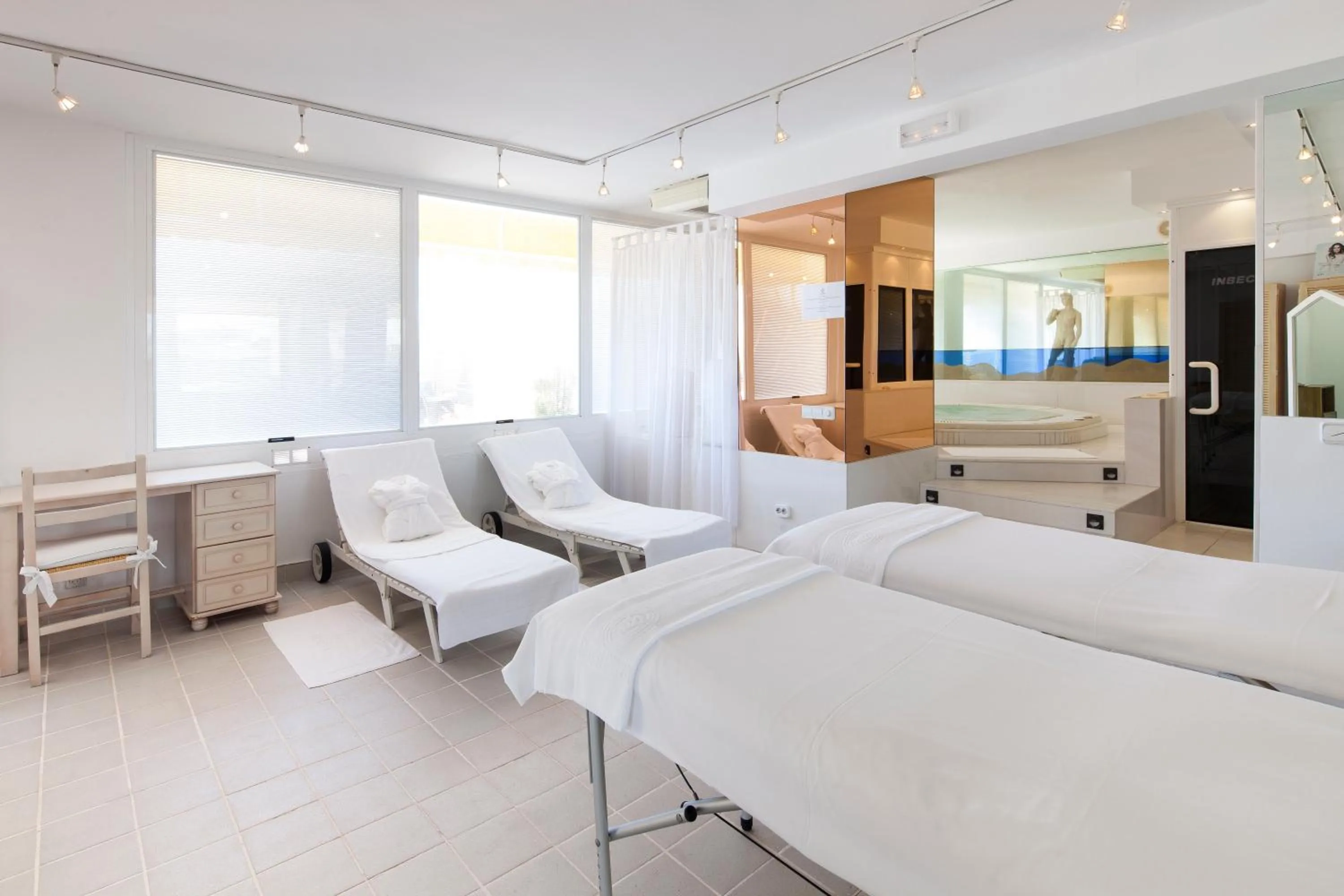 Massage, Bed in Hotel Royal Plaza