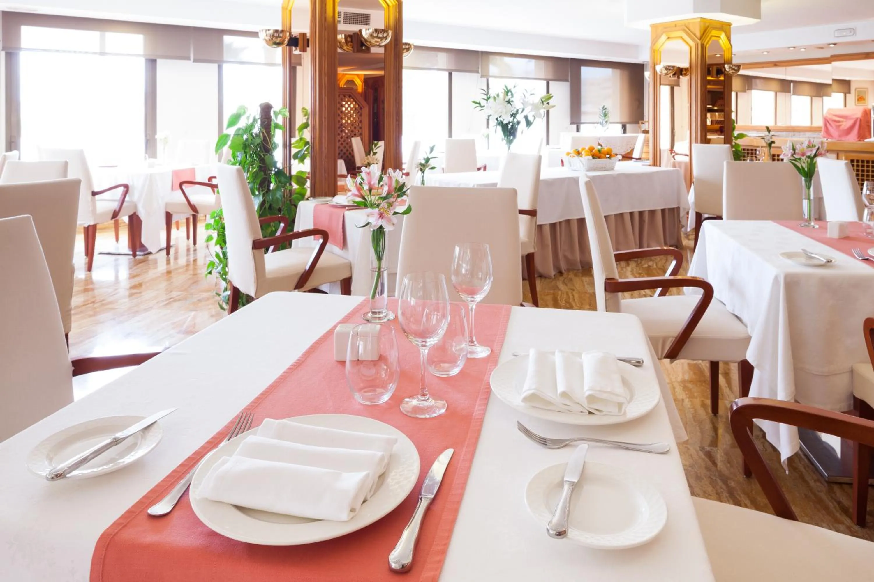 Restaurant/places to eat in Hotel Royal Plaza