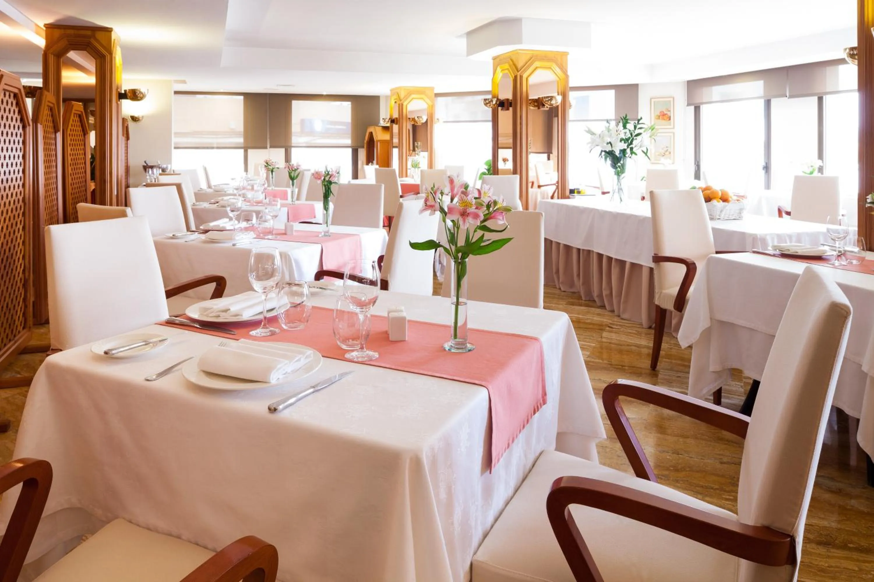 Restaurant/places to eat in Hotel Royal Plaza