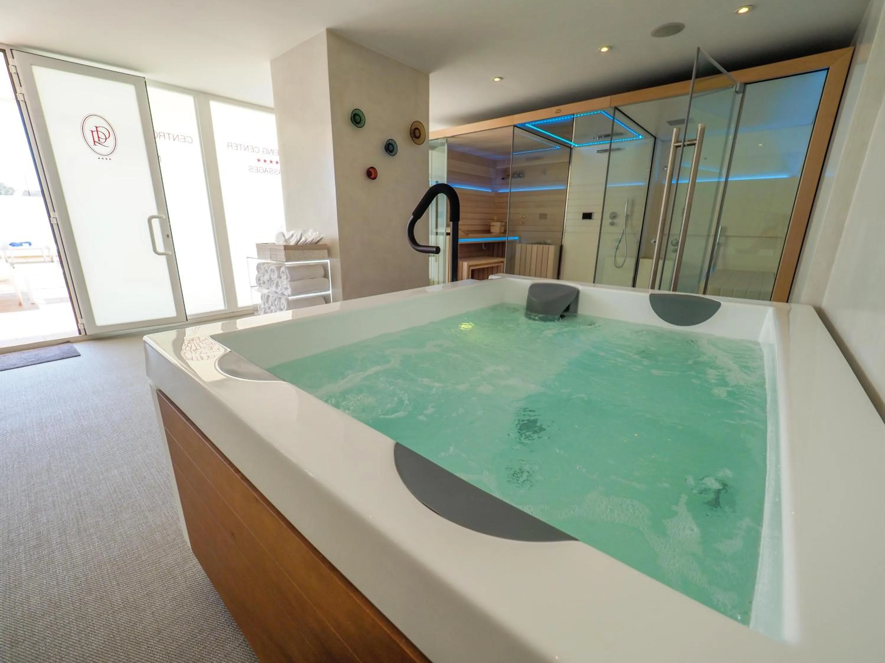 Hot Tub in Hotel Royal Plaza