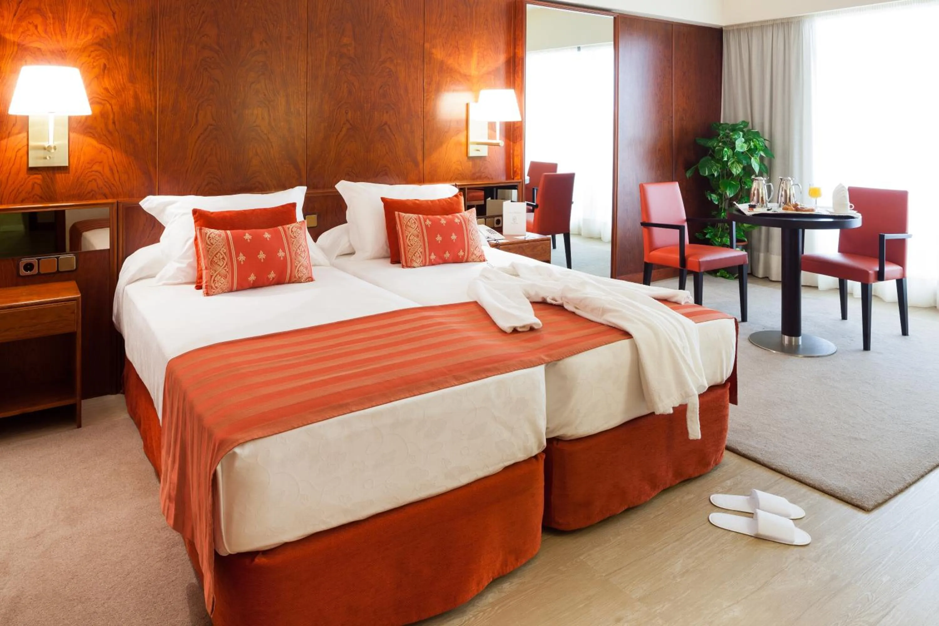 Shower, Bed in Hotel Royal Plaza