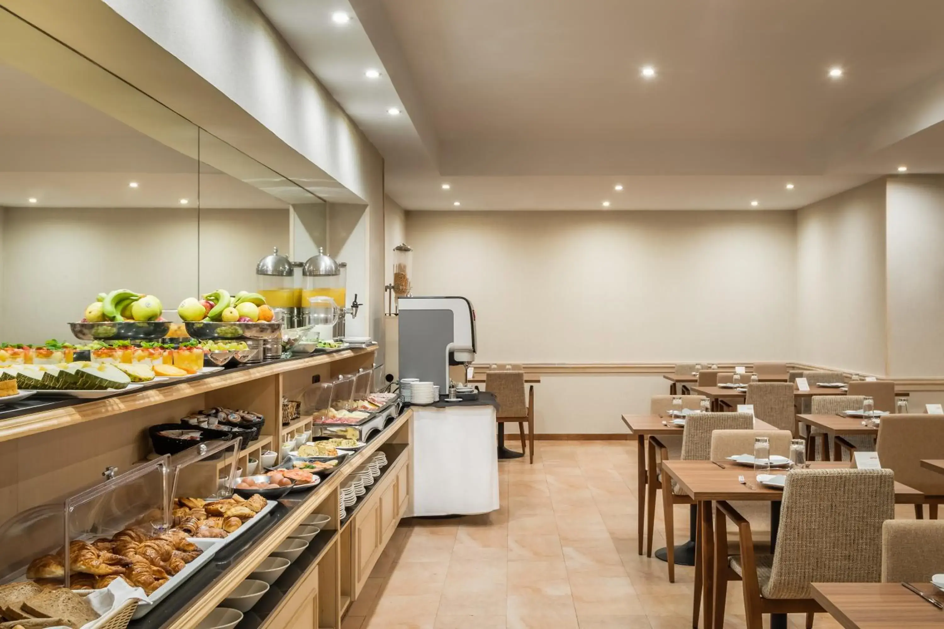 Food and drinks in Petit Palace Eixample Food and drinks in Petit Palace Eixample