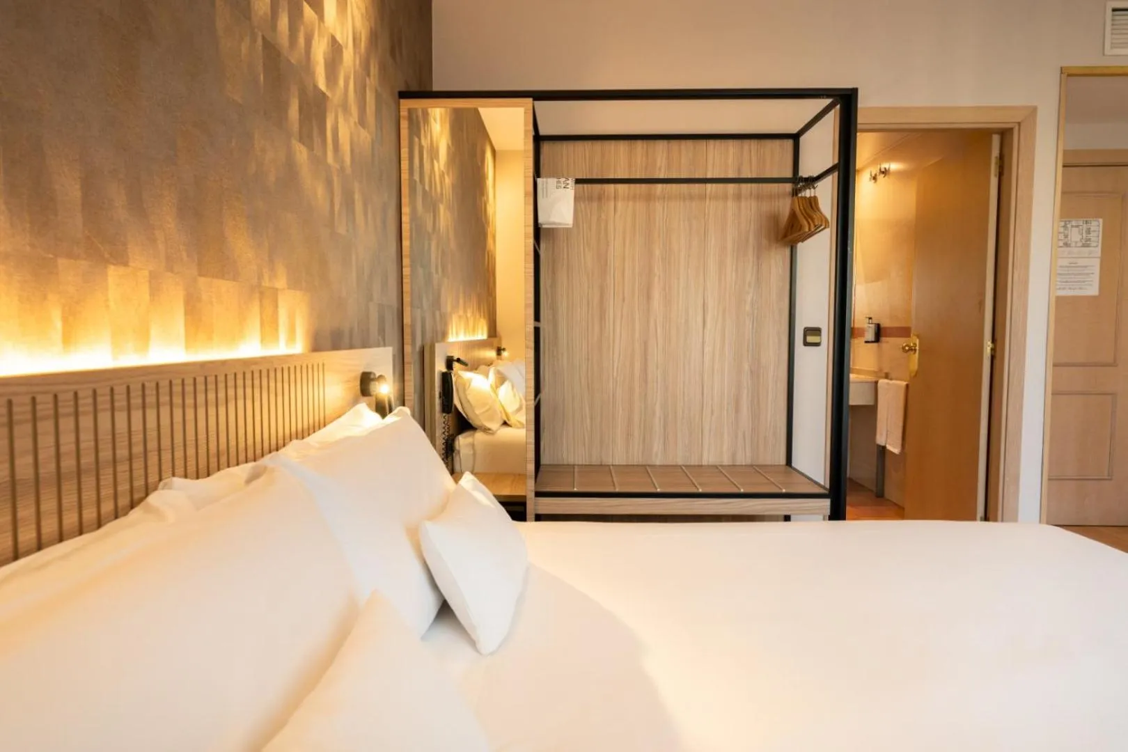 wardrobe, Bed in Petit Palace Eixample