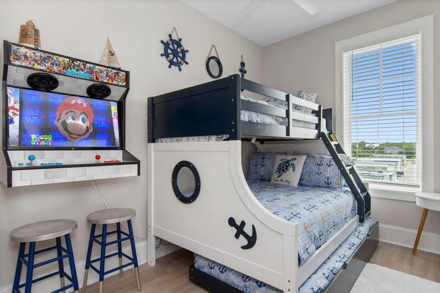 Luxury Beach Condo 5 Min Walk to Beach & Shops!
