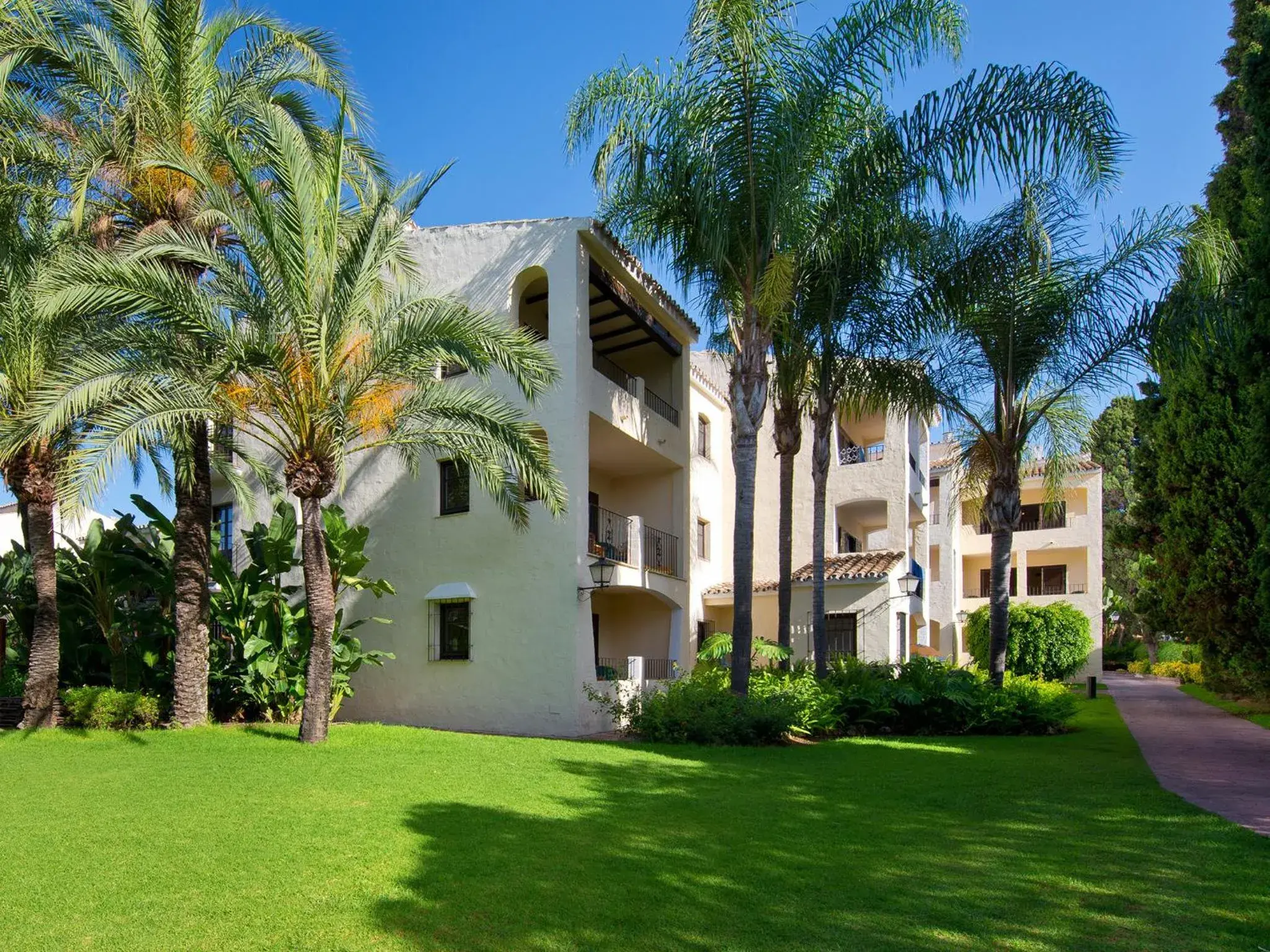 Facade/entrance in BlueBay Banús Facade/entrance in BlueBay Banús