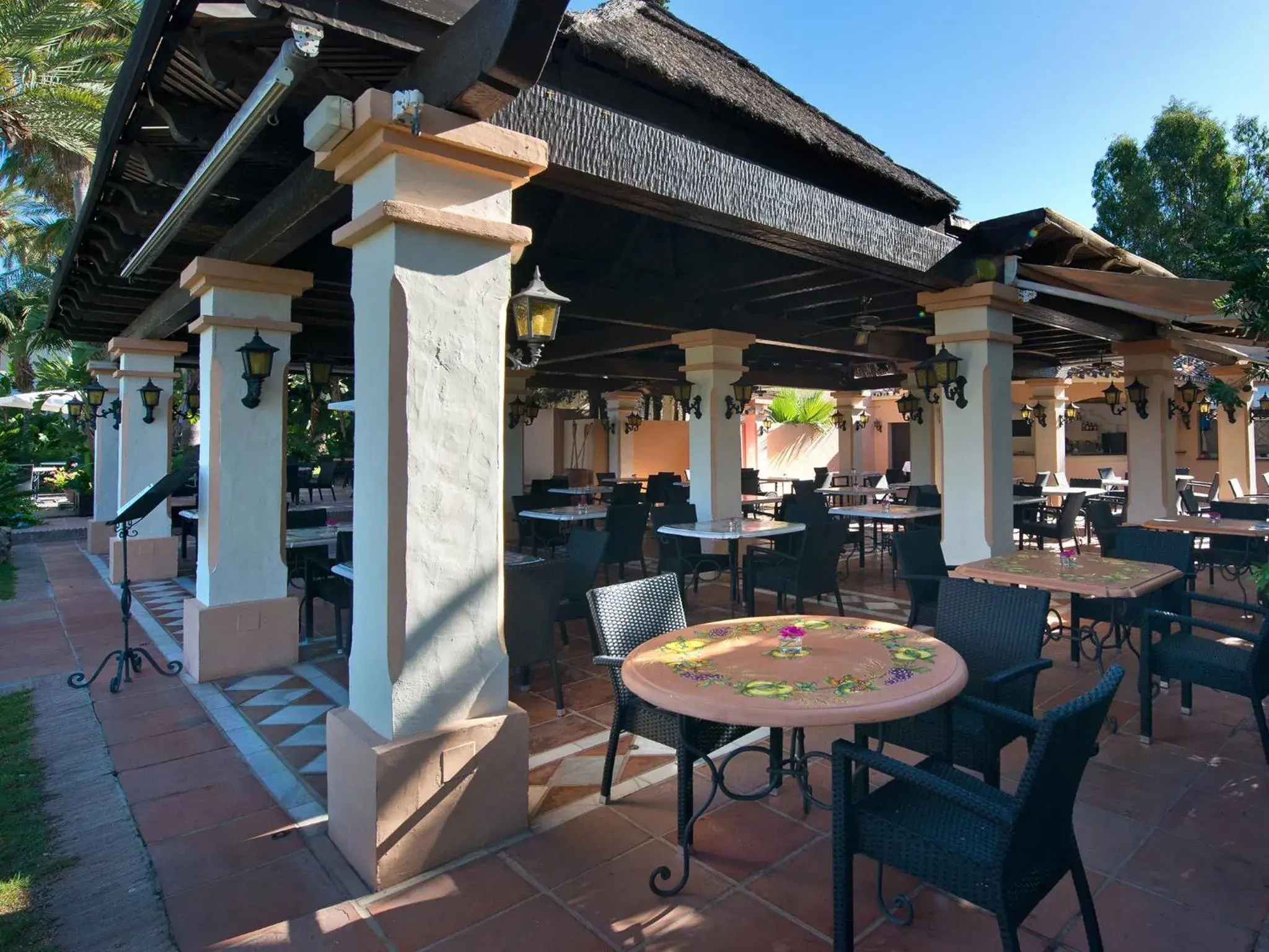 Lounge or bar in BlueBay Banús Lounge or bar in BlueBay Banús