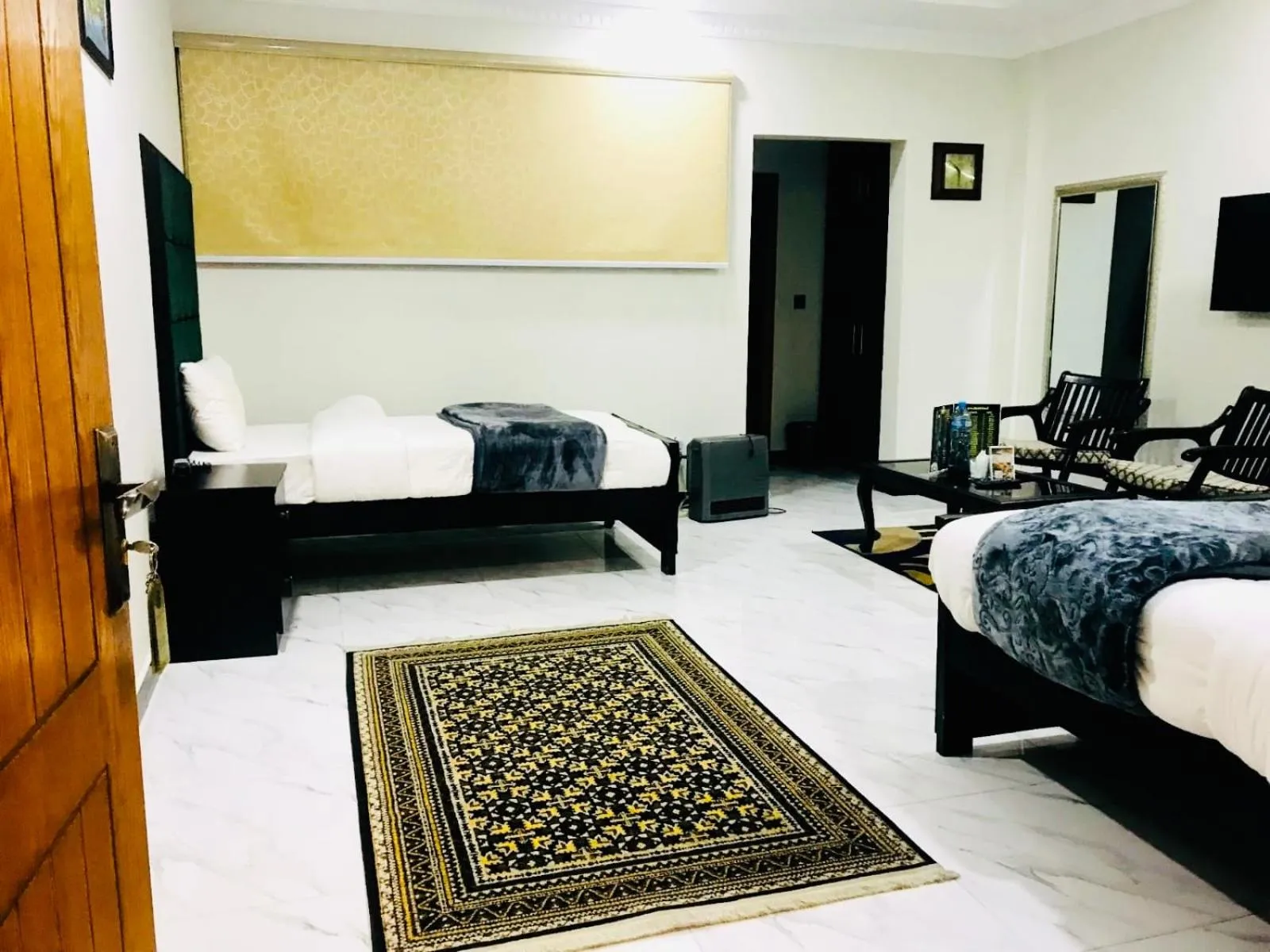 Seating area, Bed in Grand Taj