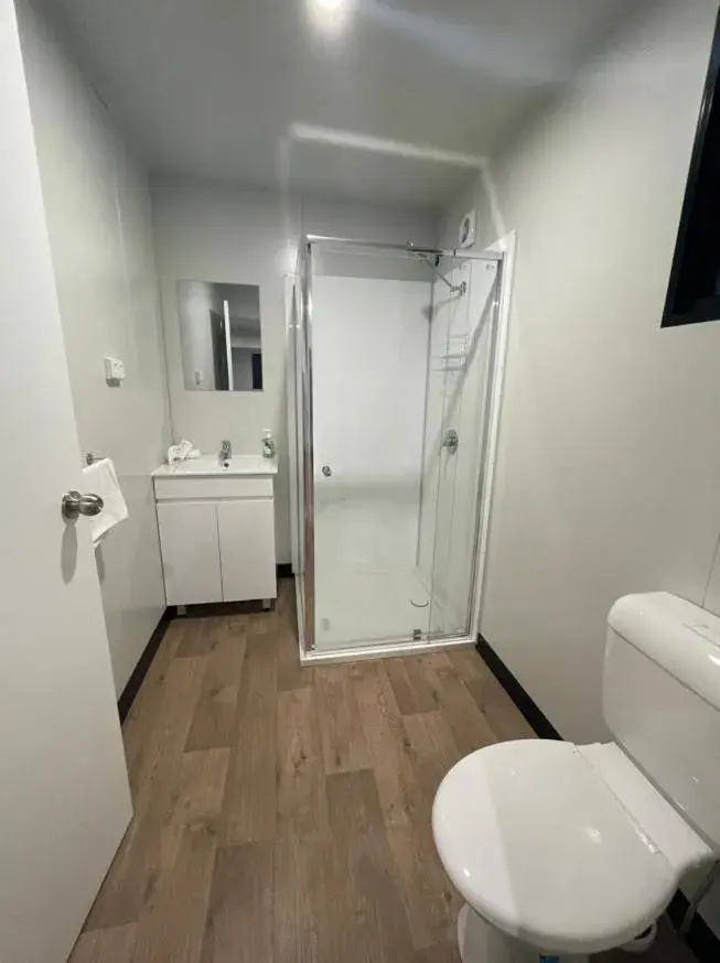 Deluxe Twin Cabin - single occupancy in Horseshoe Tourist Park Deluxe Twin Cabin - single occupancy in Horseshoe Tourist Park
