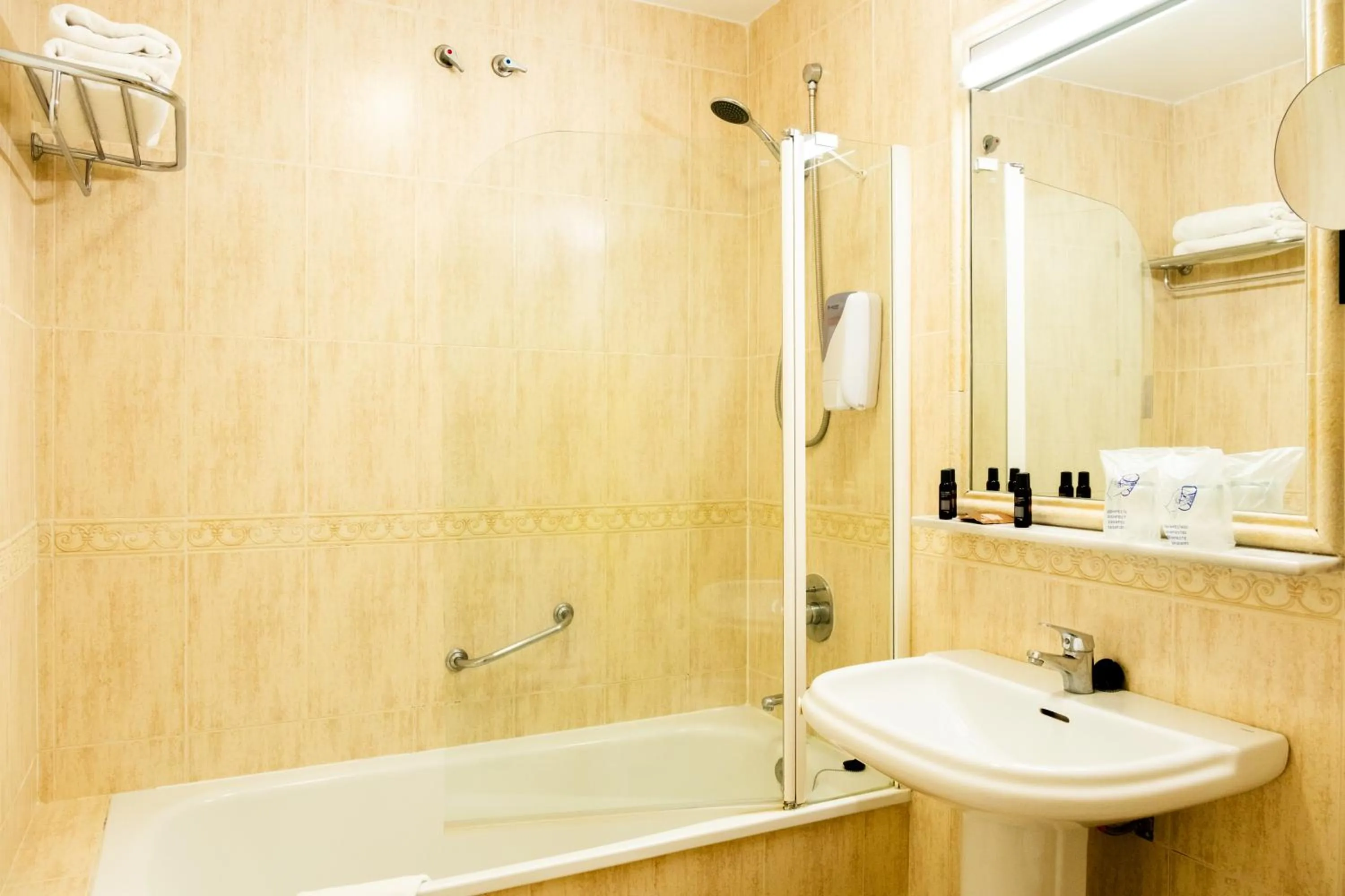 Bathroom in Hotel Puerta del Mar - Adults Recommended