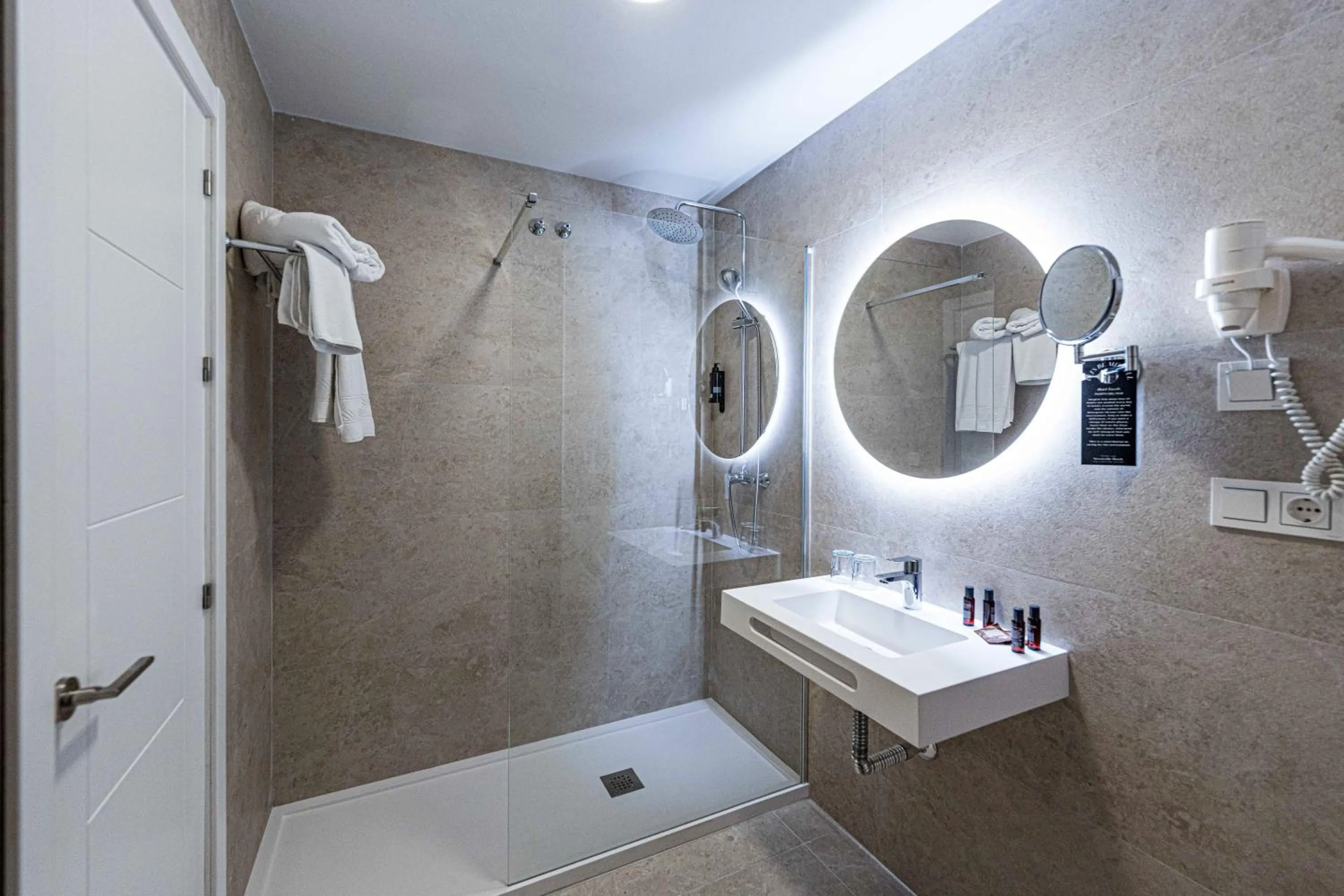 Bathroom in Hotel Puerta del Mar - Adults Recommended