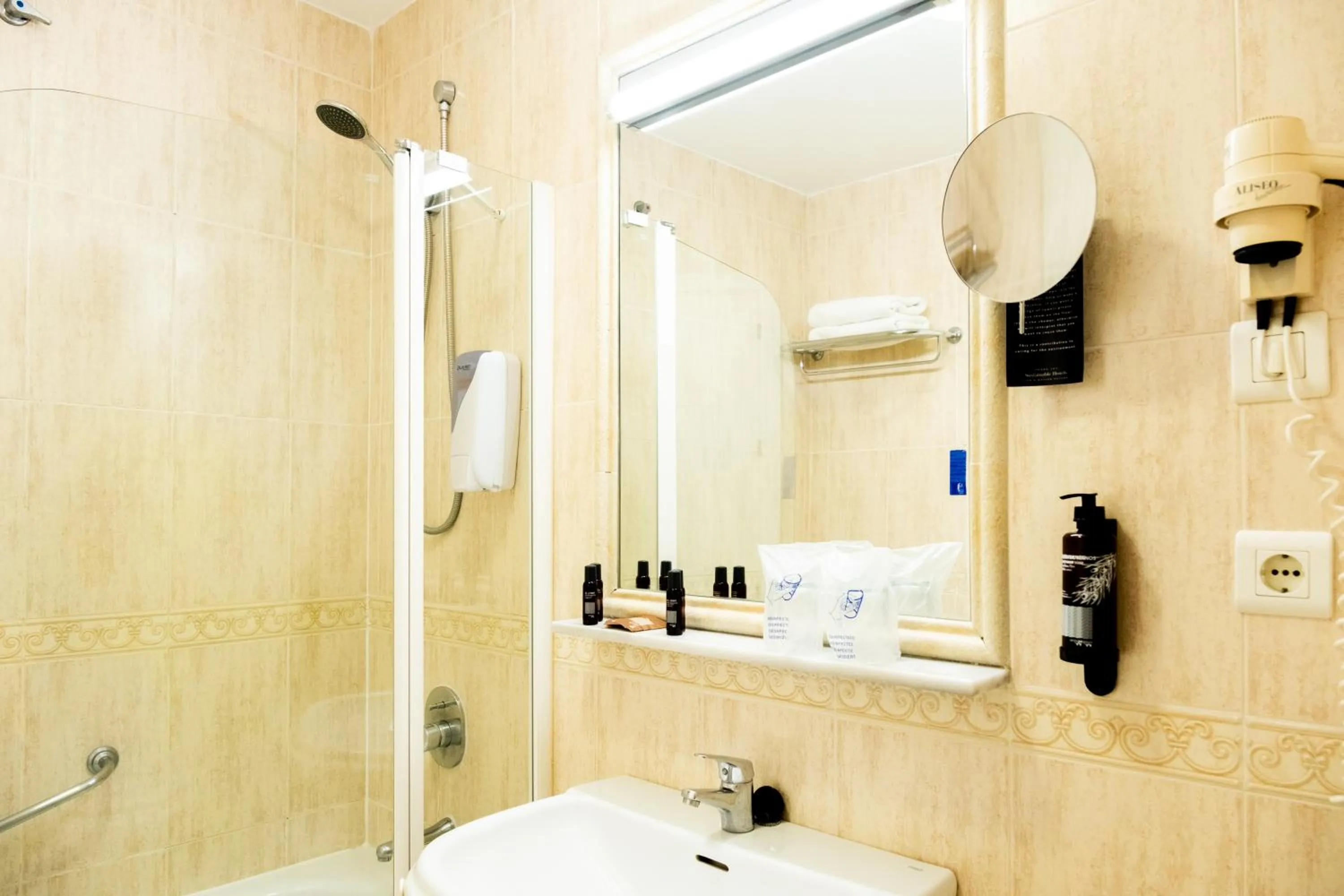 Bathroom in Hotel Puerta del Mar - Adults Recommended