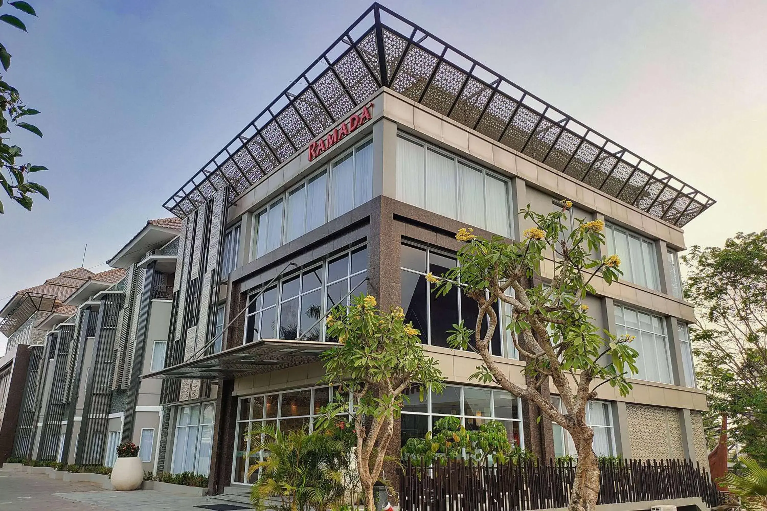 Property building in Ramada by Wyndham Yogyakarta Property building in Ramada by Wyndham Yogyakarta