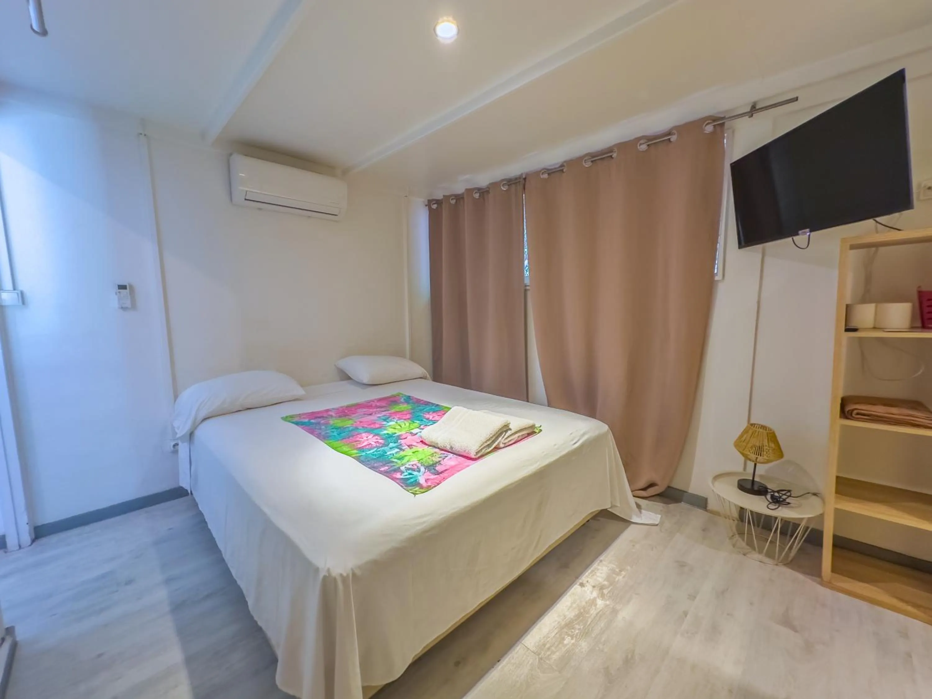 Photo of the whole room, Bed in Temana Airport Faa'a,Tahiti