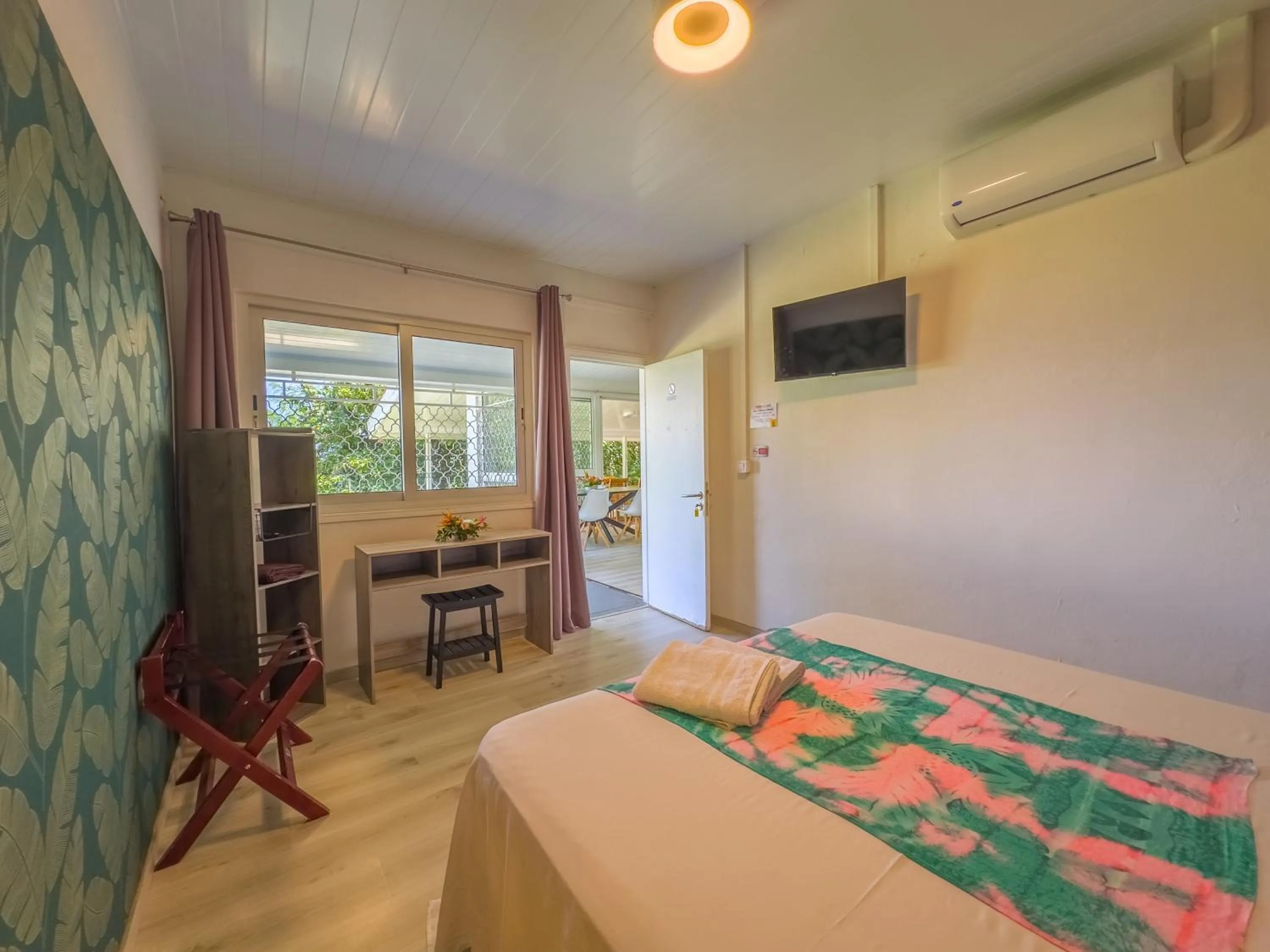 Photo of the whole room, Bed in Temana Airport Faa'a,Tahiti