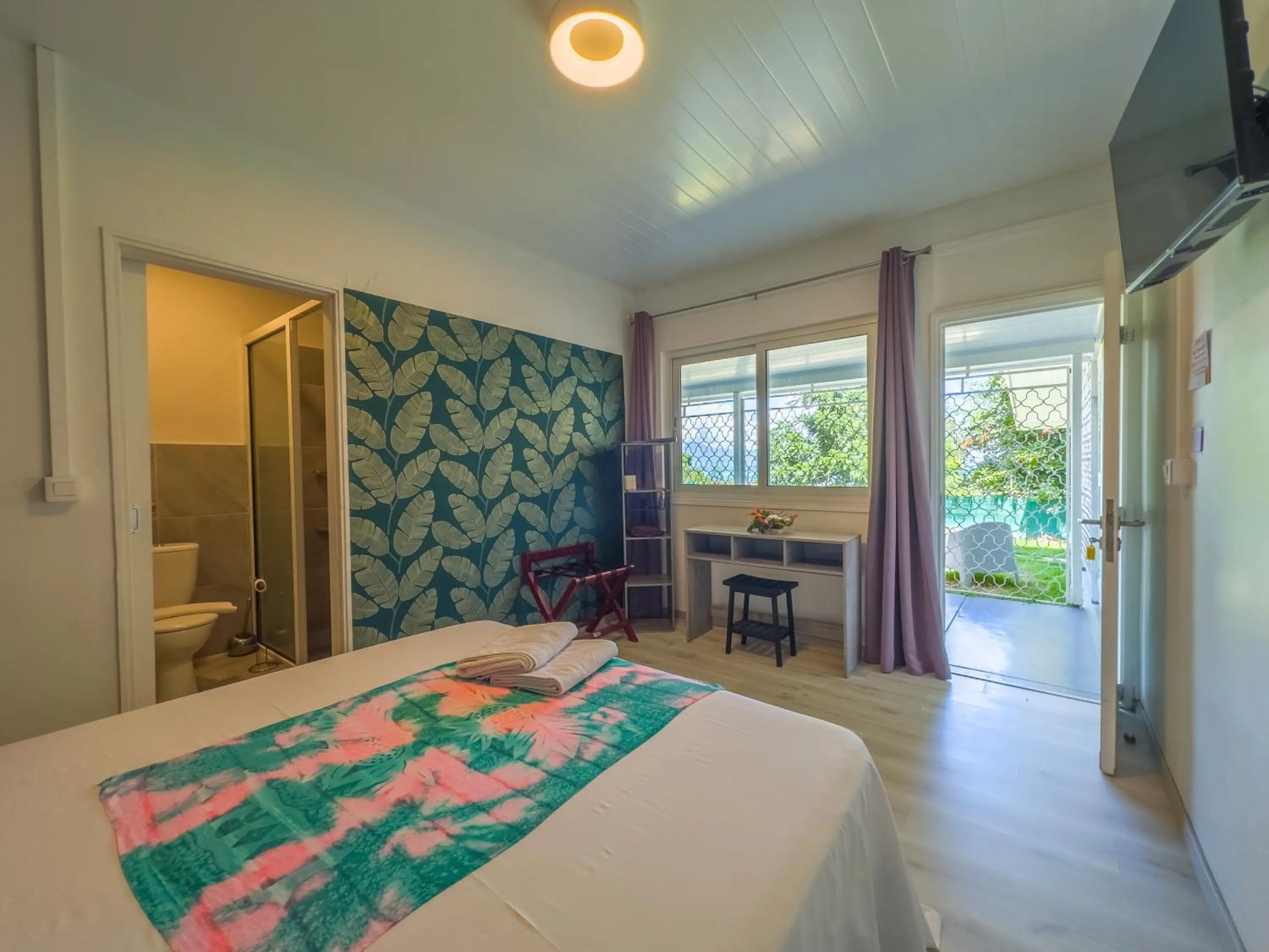 Photo of the whole room, Bed in Temana Airport Faa'a,Tahiti