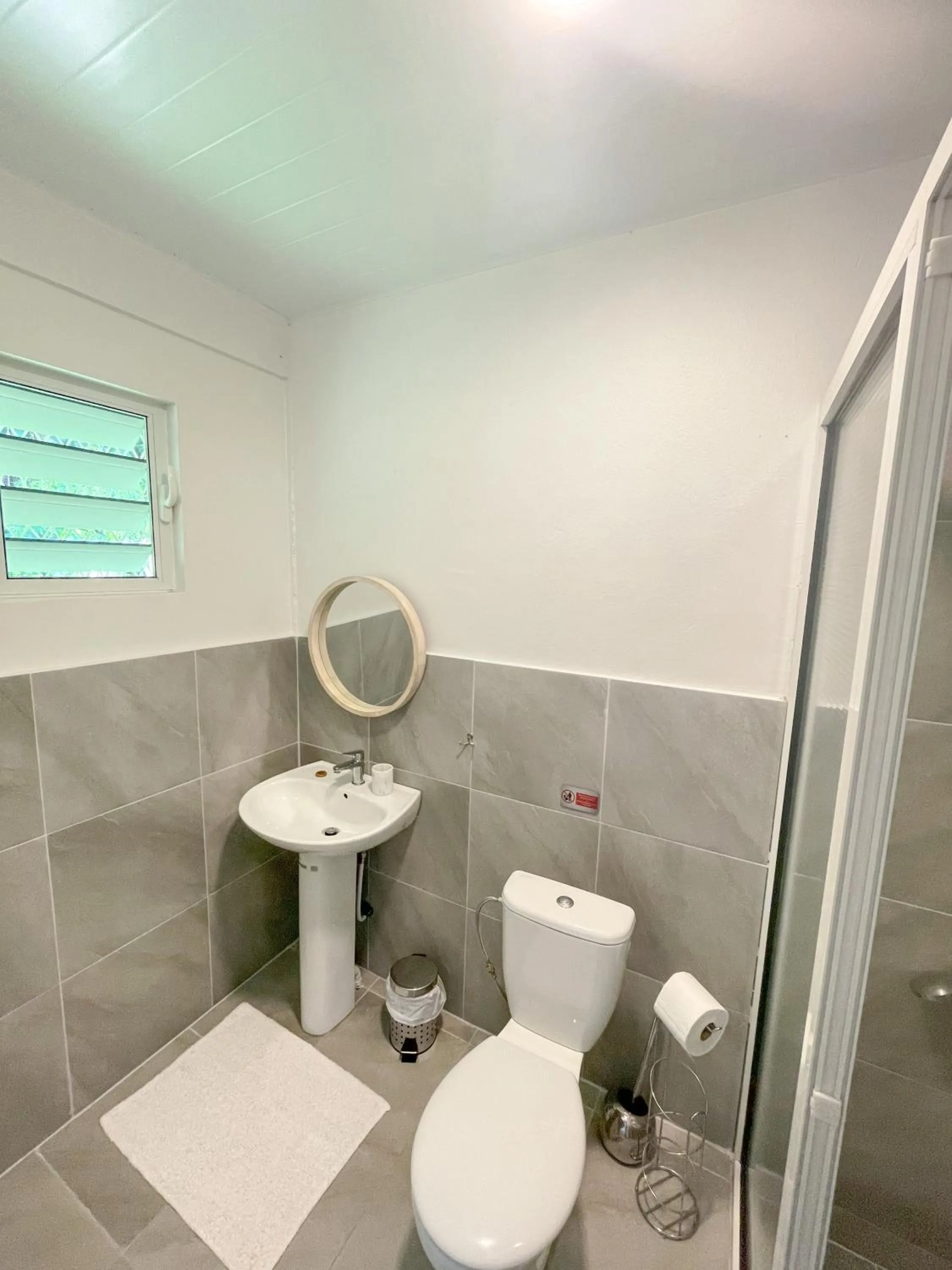 Shower in Temana Airport Faa'a,Tahiti