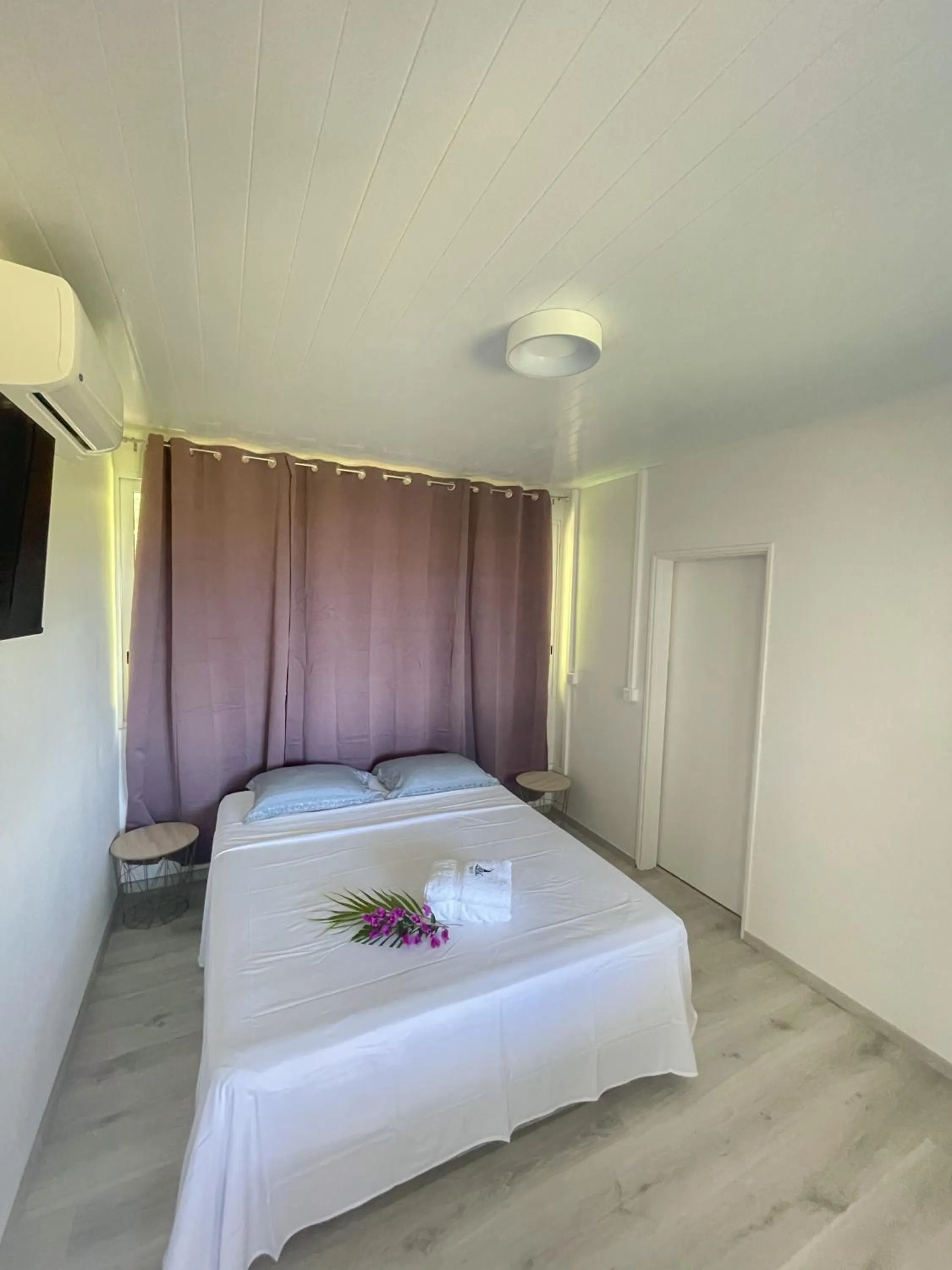 Photo of the whole room, Bed in Temana Airport Faa'a,Tahiti