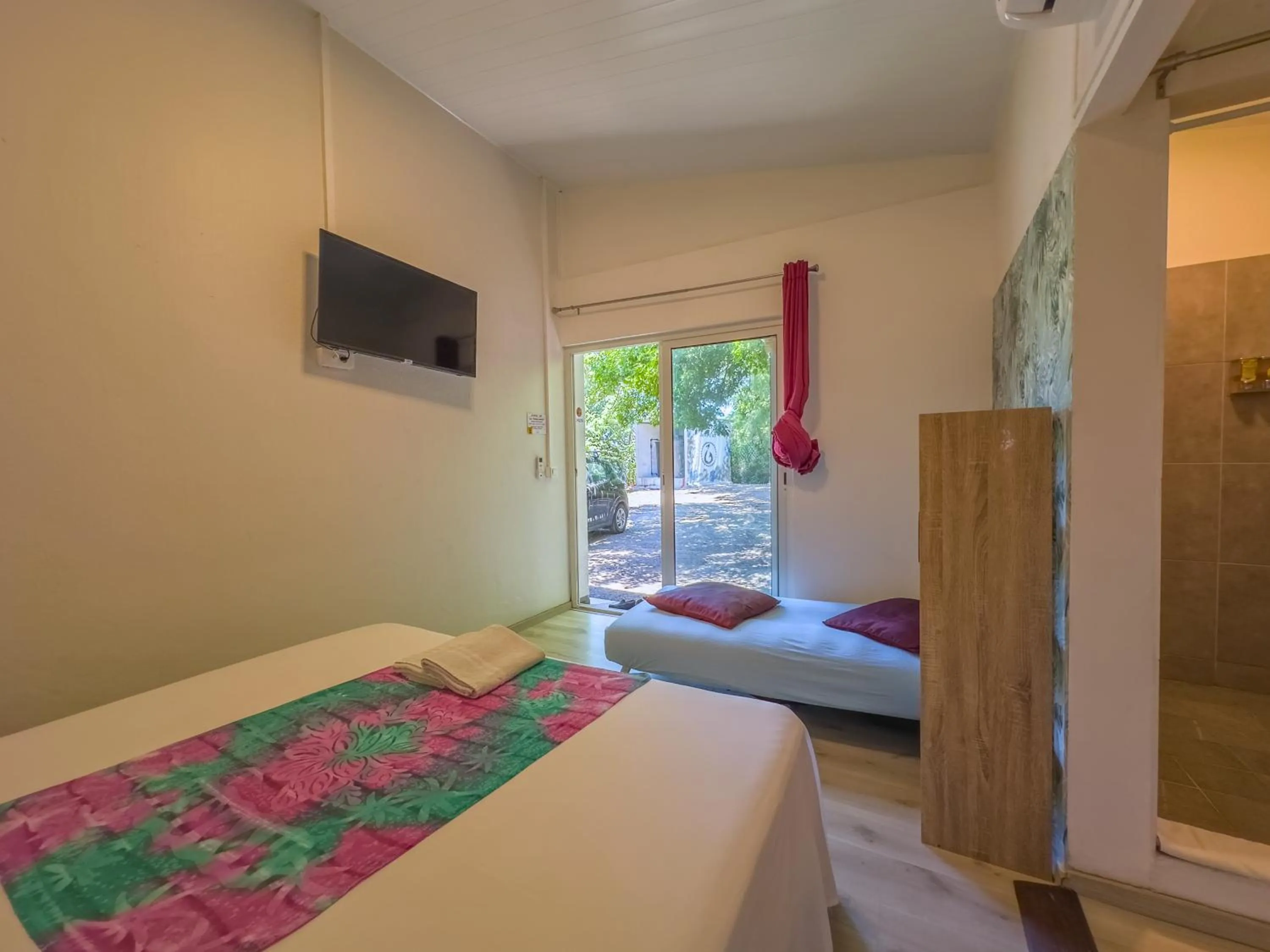 Photo of the whole room, Bed in Temana Airport Faa'a,Tahiti