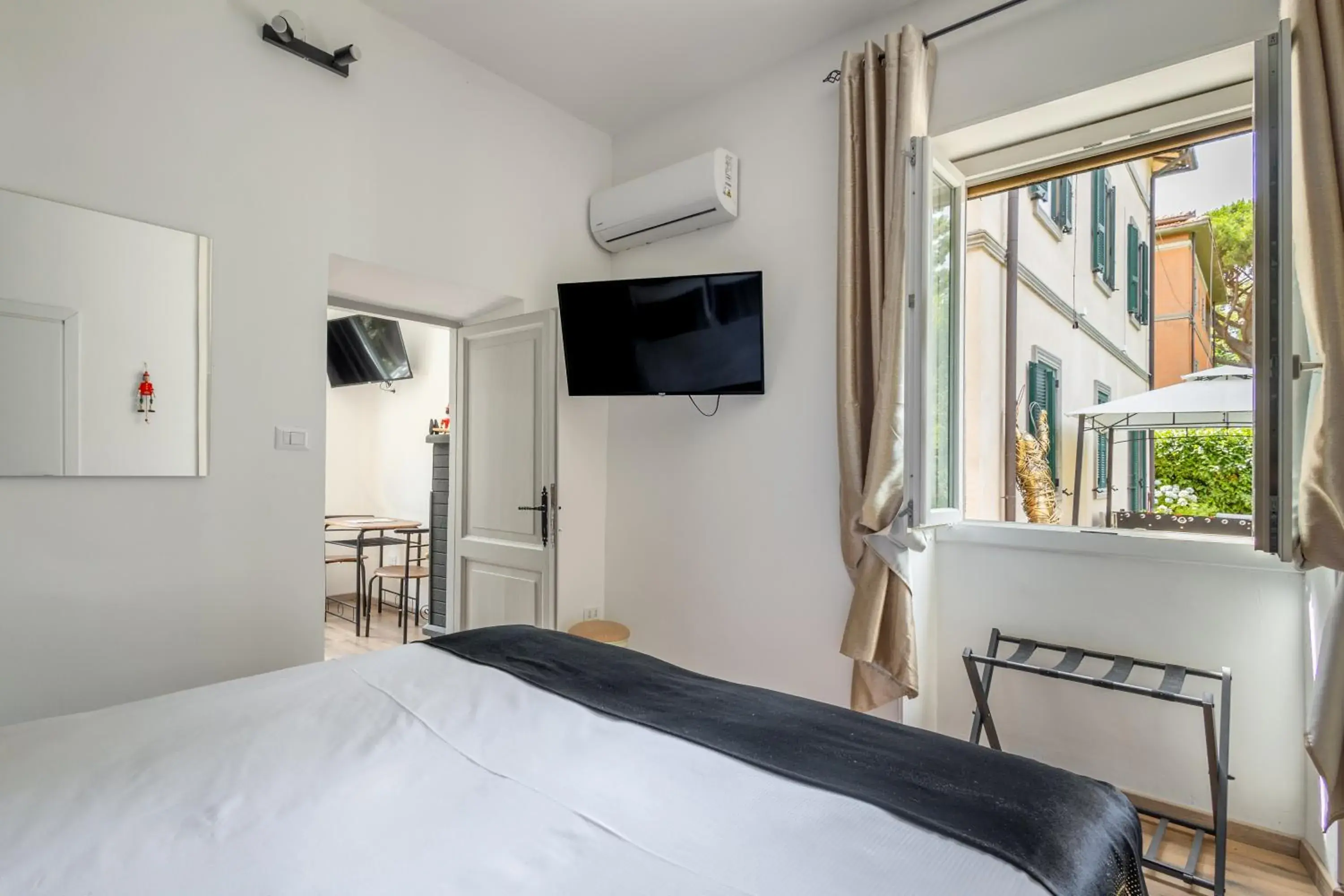 Two-Bedroom Family Apartment in Palazzo Dasso Two-Bedroom Family Apartment in Palazzo Dasso