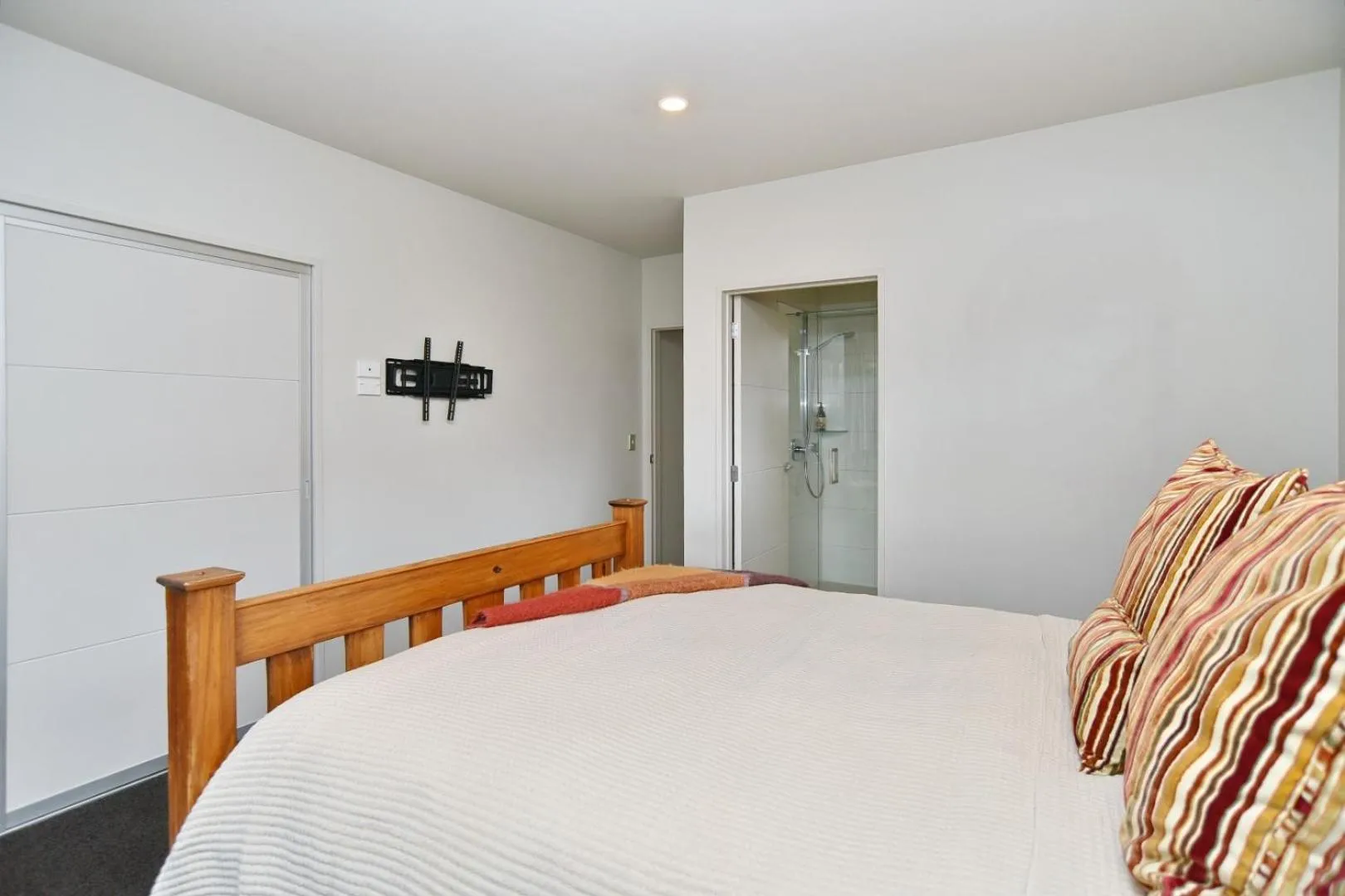 Bed in Jeffreys Road - Christchurch Holiday Homes