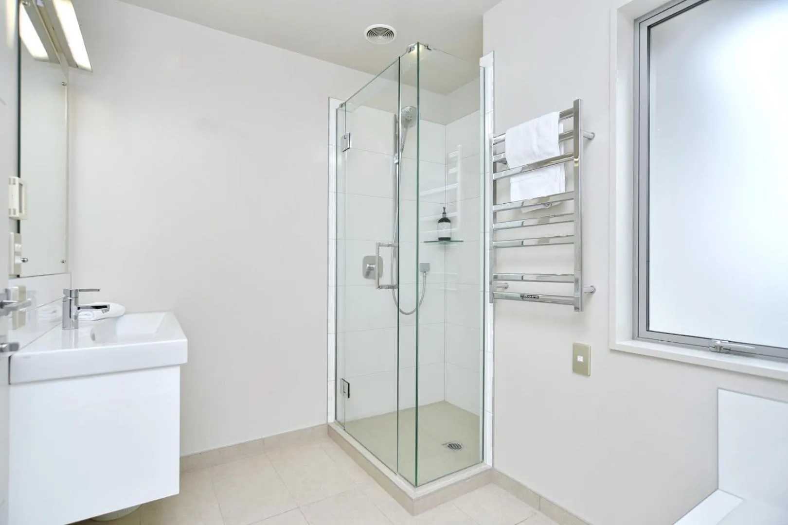 Shower in Jeffreys Road - Christchurch Holiday Homes