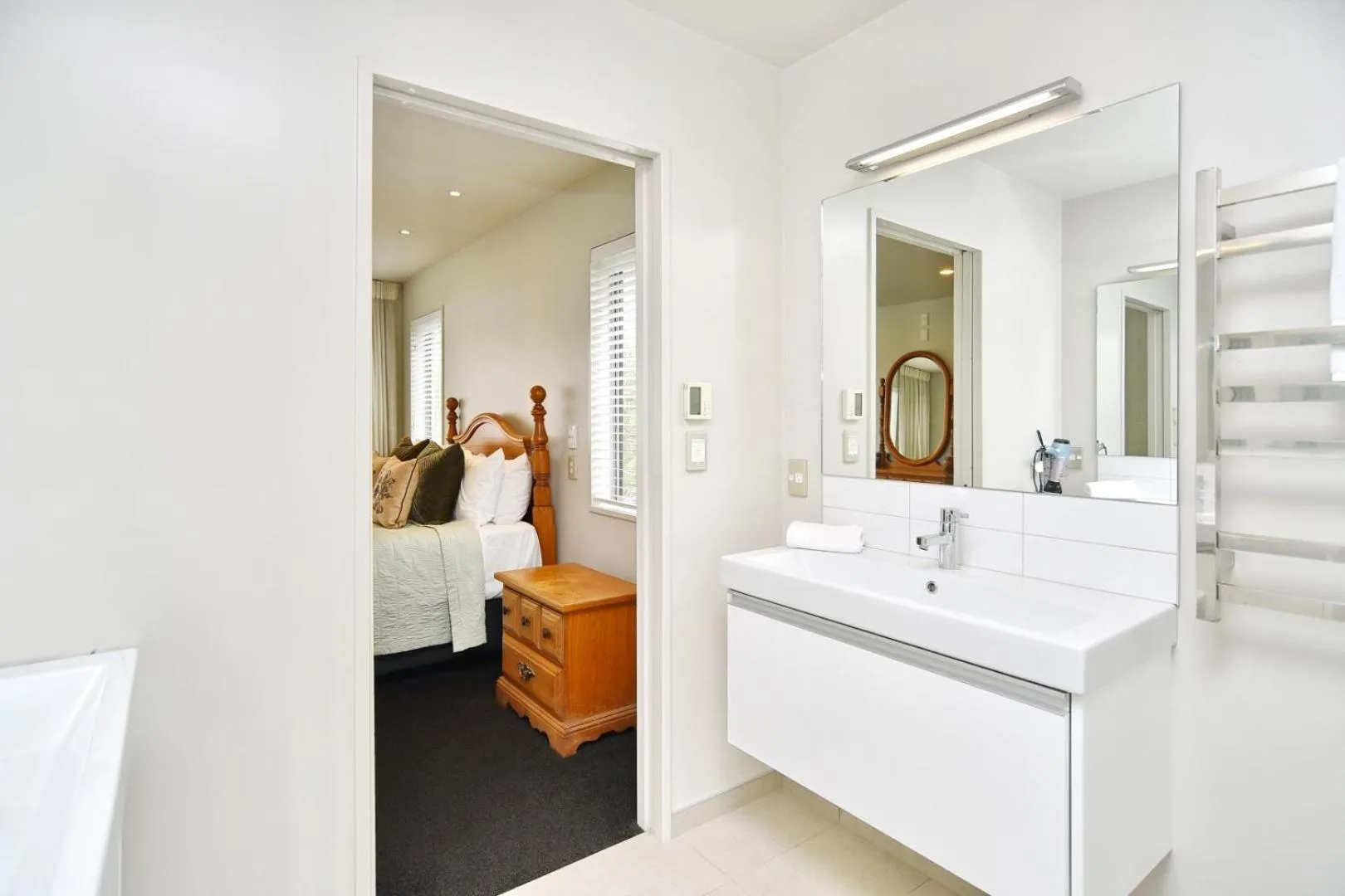 Bed in Jeffreys Road - Christchurch Holiday Homes