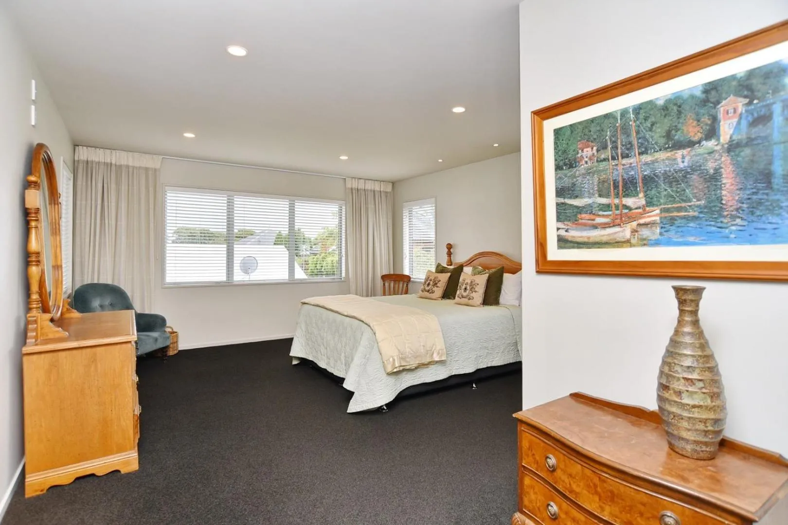 Bed in Jeffreys Road - Christchurch Holiday Homes