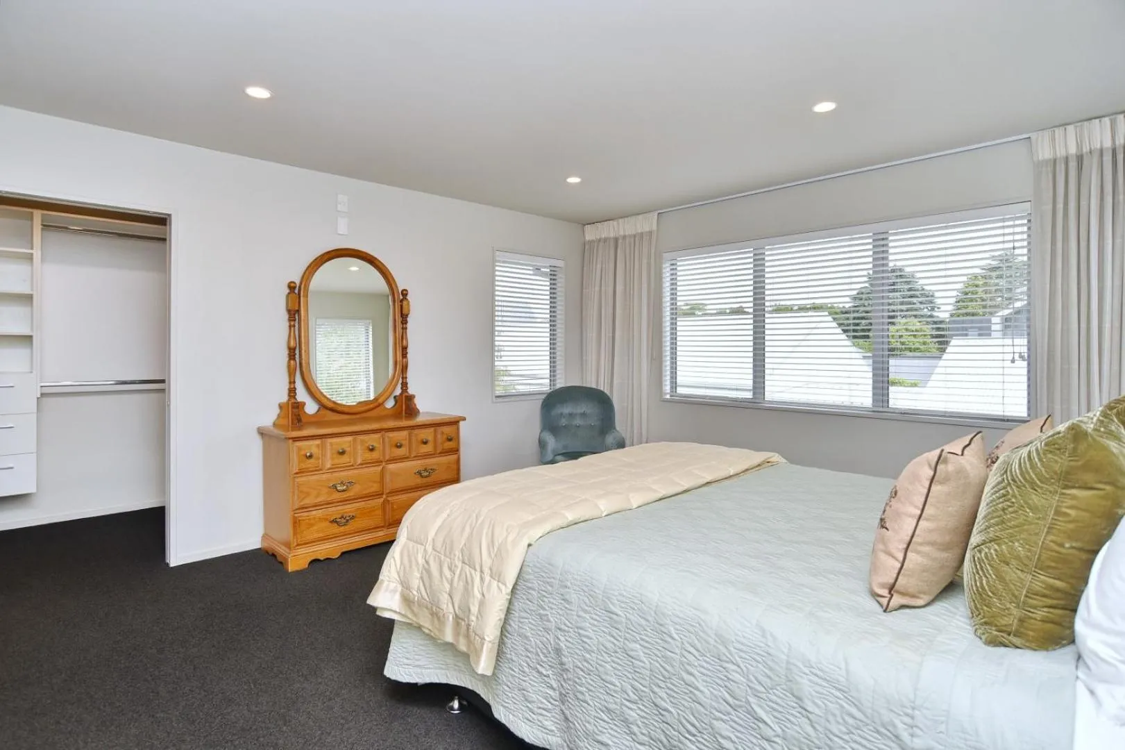 Bed in Jeffreys Road - Christchurch Holiday Homes