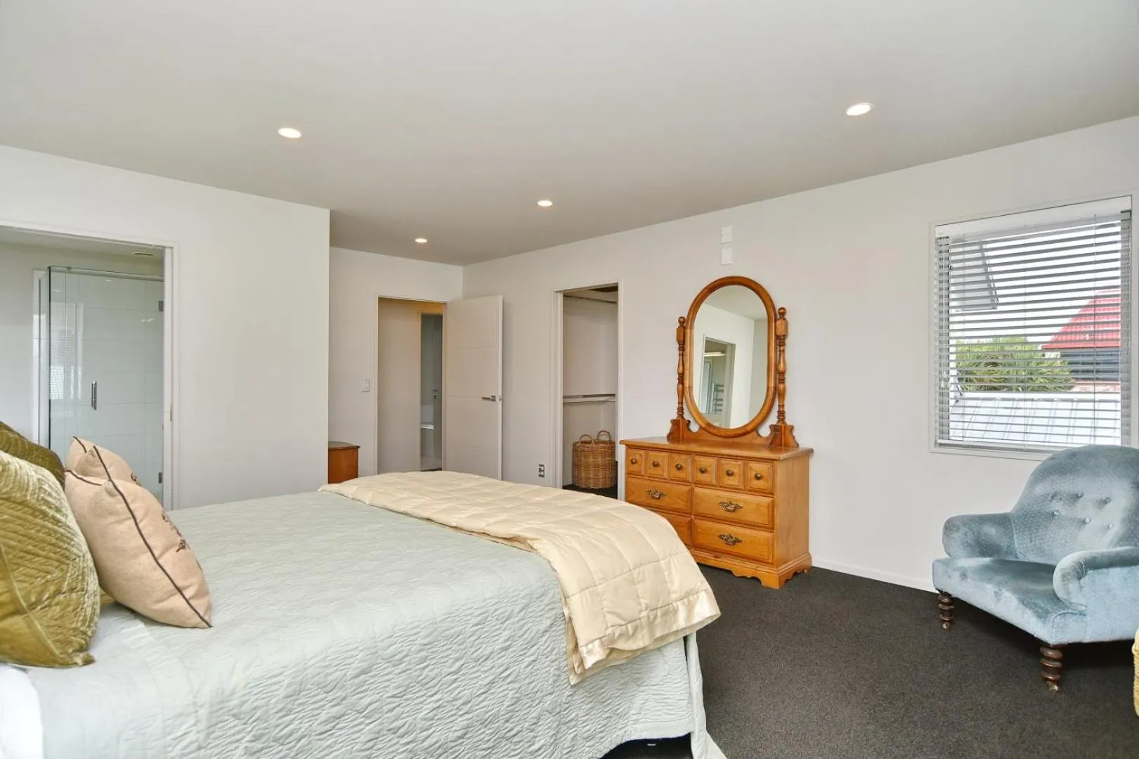 Bed in Jeffreys Road - Christchurch Holiday Homes