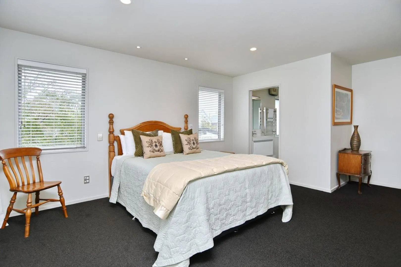 Bed in Jeffreys Road - Christchurch Holiday Homes