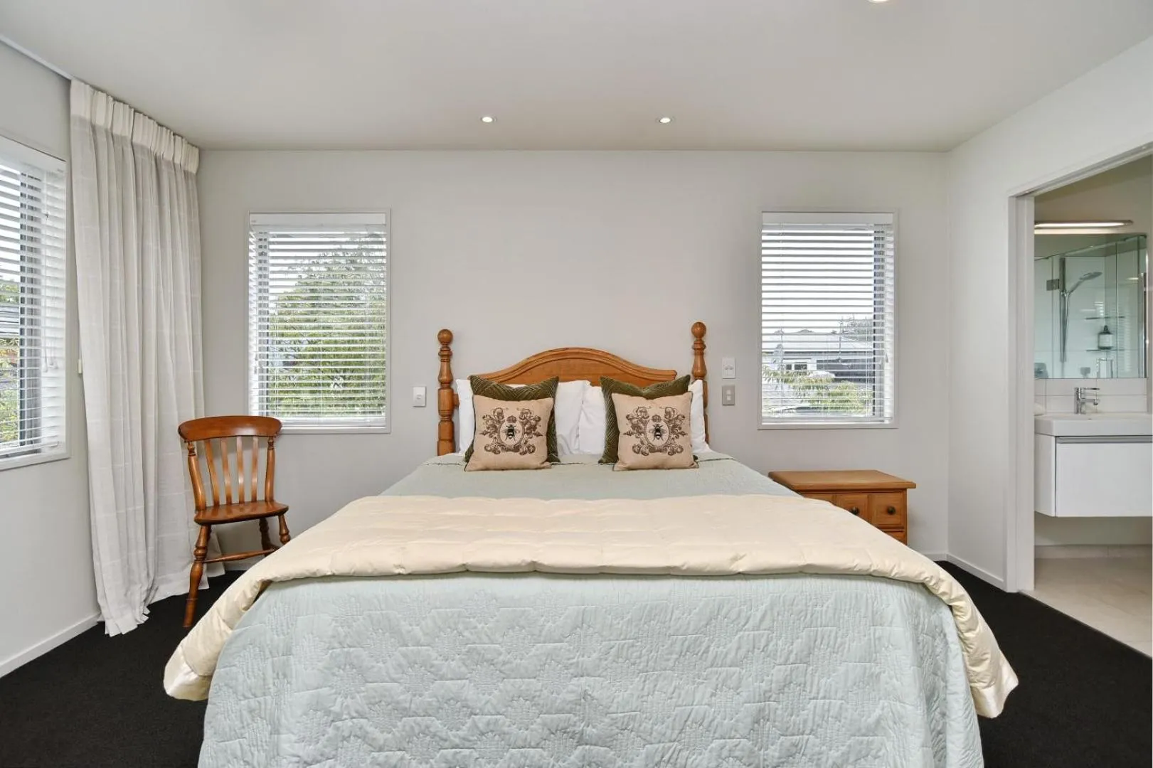 Bed in Jeffreys Road - Christchurch Holiday Homes
