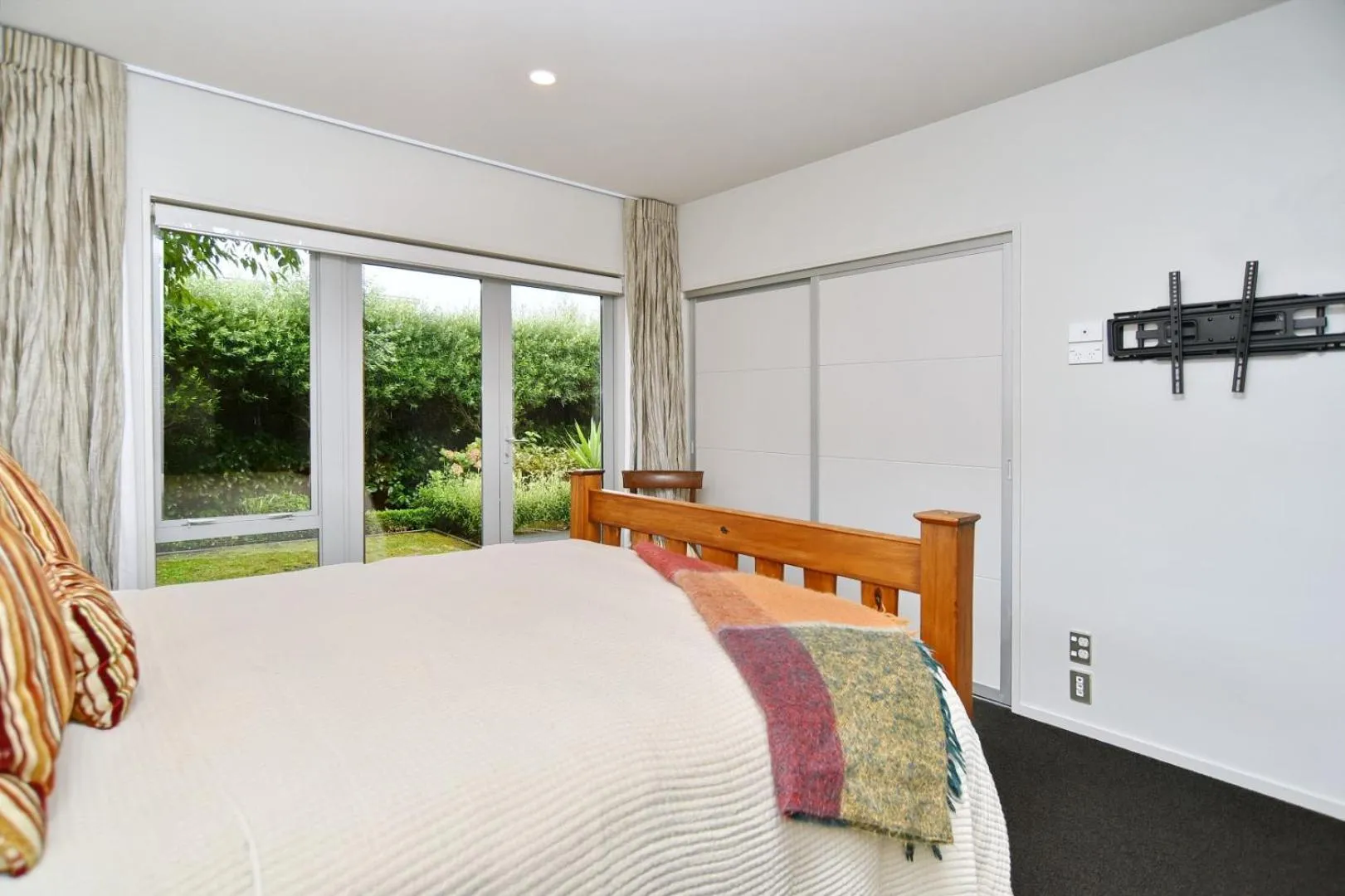 Bed in Jeffreys Road - Christchurch Holiday Homes