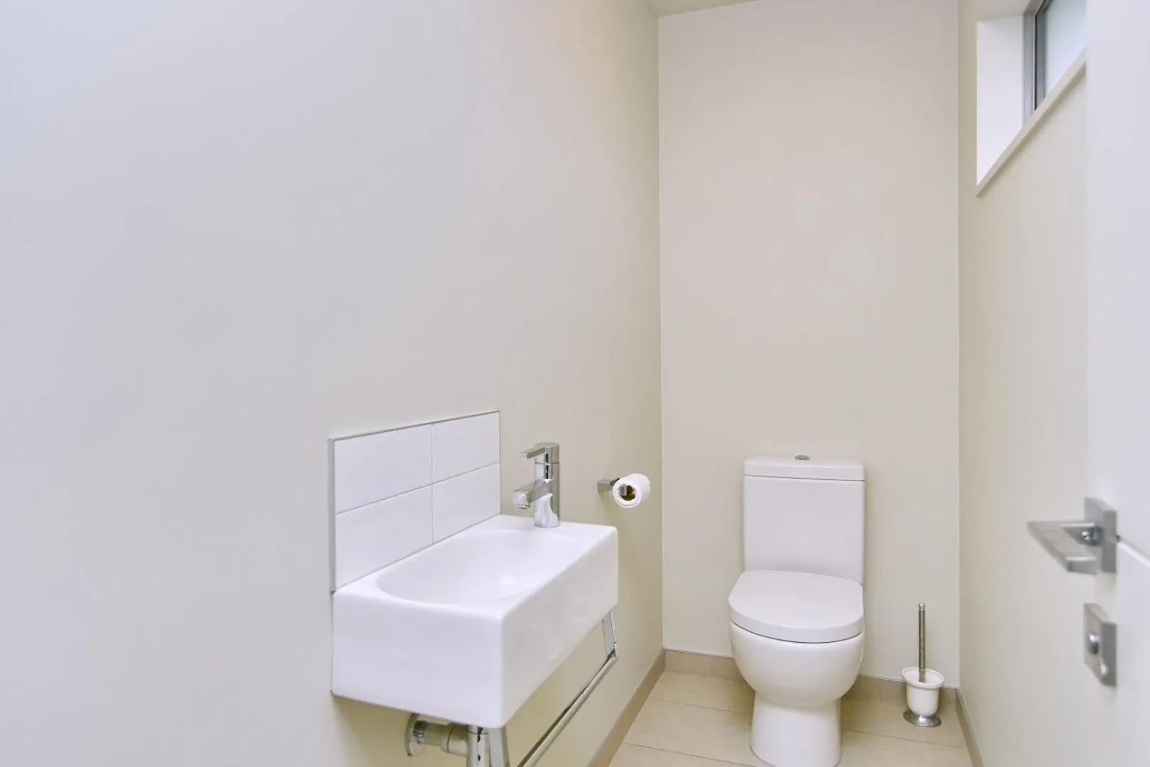 Toilet in Jeffreys Road - Christchurch Holiday Homes