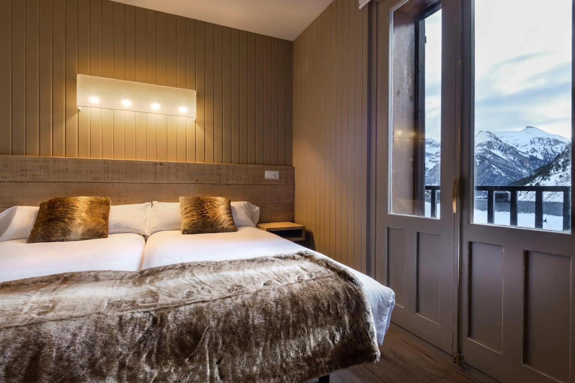 Decorative detail, Bed in Hotel Tobazo