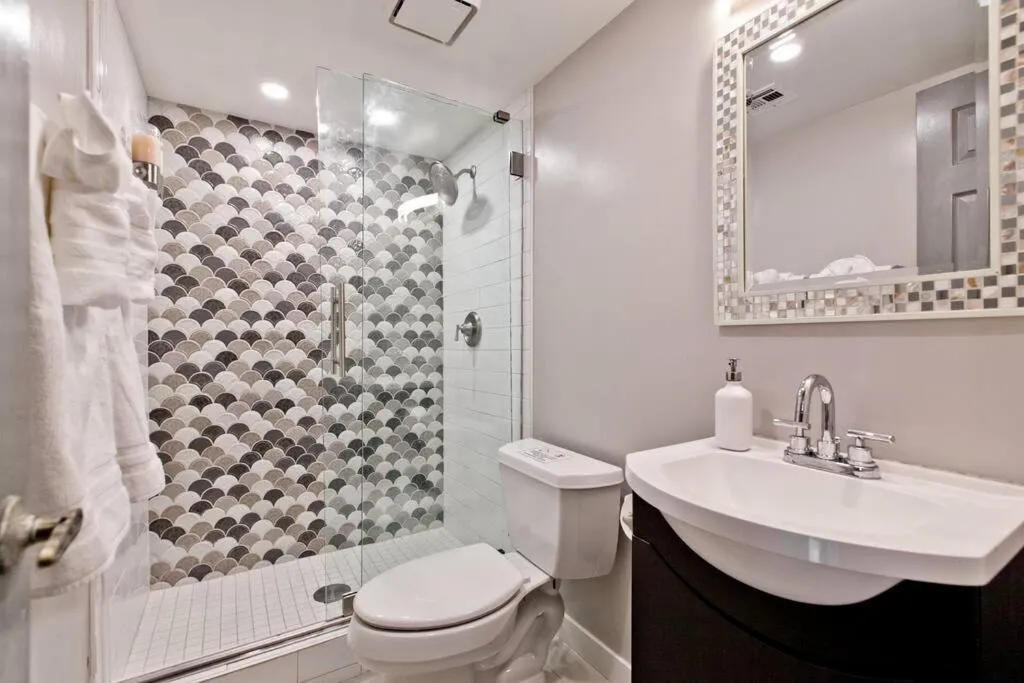 Bright, Modern 4BR with Beautiful Backyard & Pool!