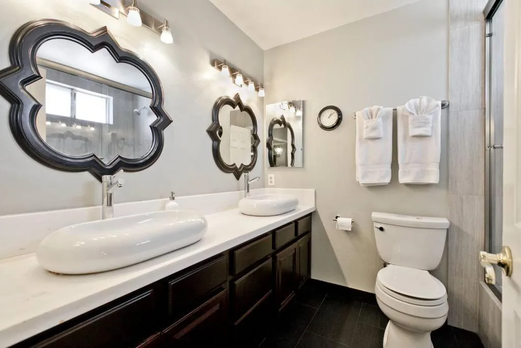 Bright, Modern 4BR with Beautiful Backyard & Pool!