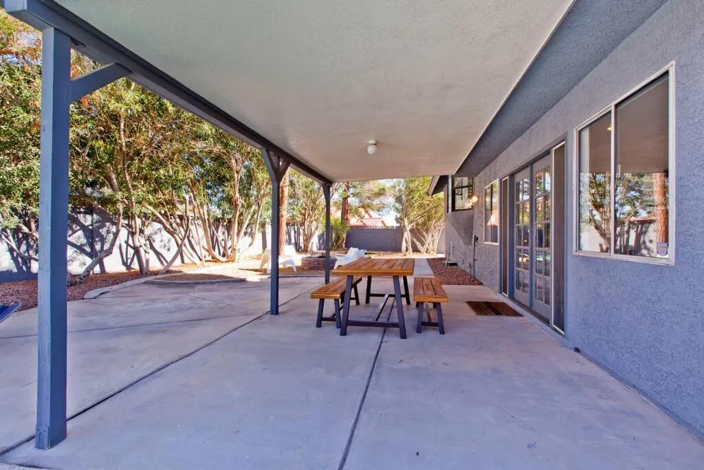 Bright, Modern 4BR with Beautiful Backyard & Pool!
