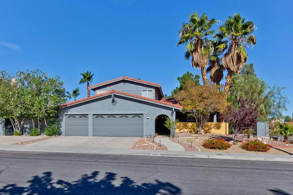 Bright, Modern 4BR with Beautiful Backyard & Pool!