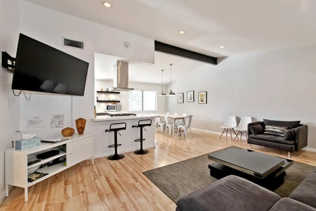 Bright, Modern 4BR with Beautiful Backyard & Pool!
